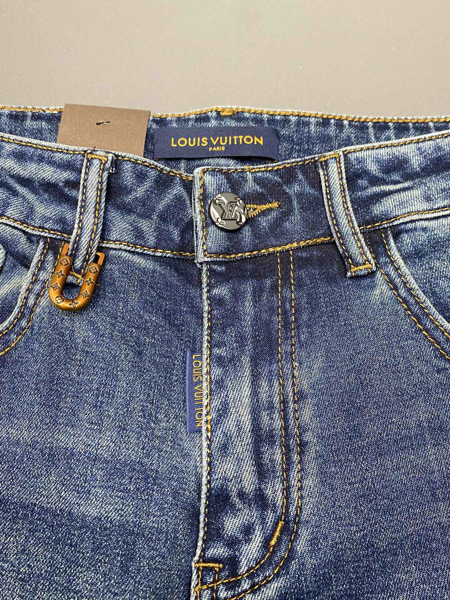 P560 Louis Vuitton Louis Vuitton 💥 Exclusive exclusive new casual jeans High-end version! Counter customized fabrics Breathable comfort high impeccable details brand elements design concept reflects high quality feel delicate and soft! Present casual tailoring on the body shape is superb! Size:28-38