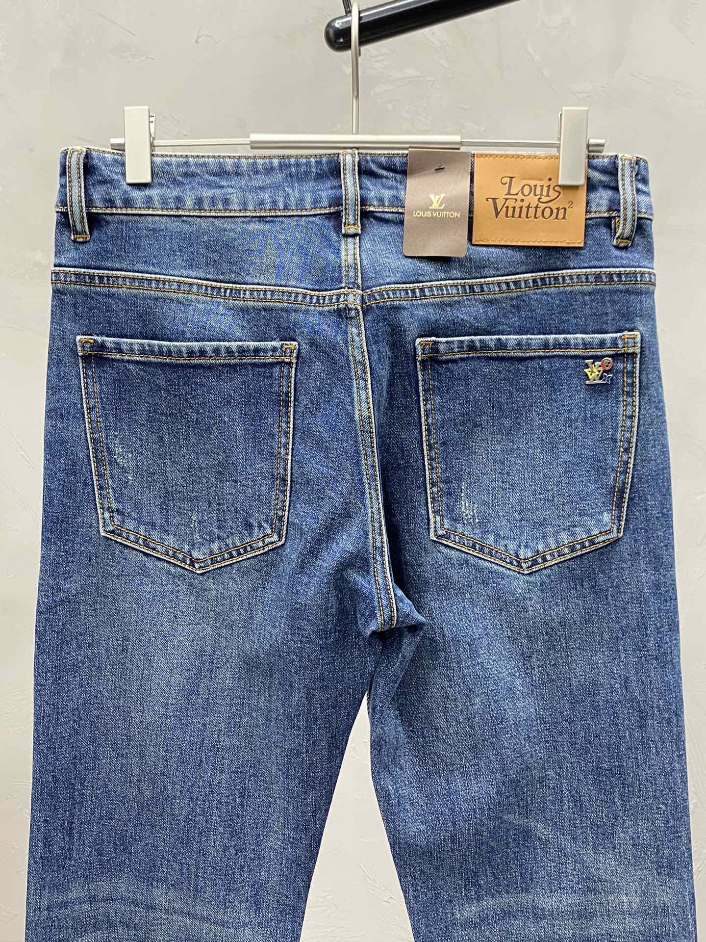 P560 Louis Vuitton Louis Vuitton 💥 Exclusive exclusive new casual jeans High-end version! Counter customized fabrics Breathable comfort high impeccable details brand elements design concept reflects high quality feel delicate and soft! Present casual tailoring on the body shape is superb! Size:28-38