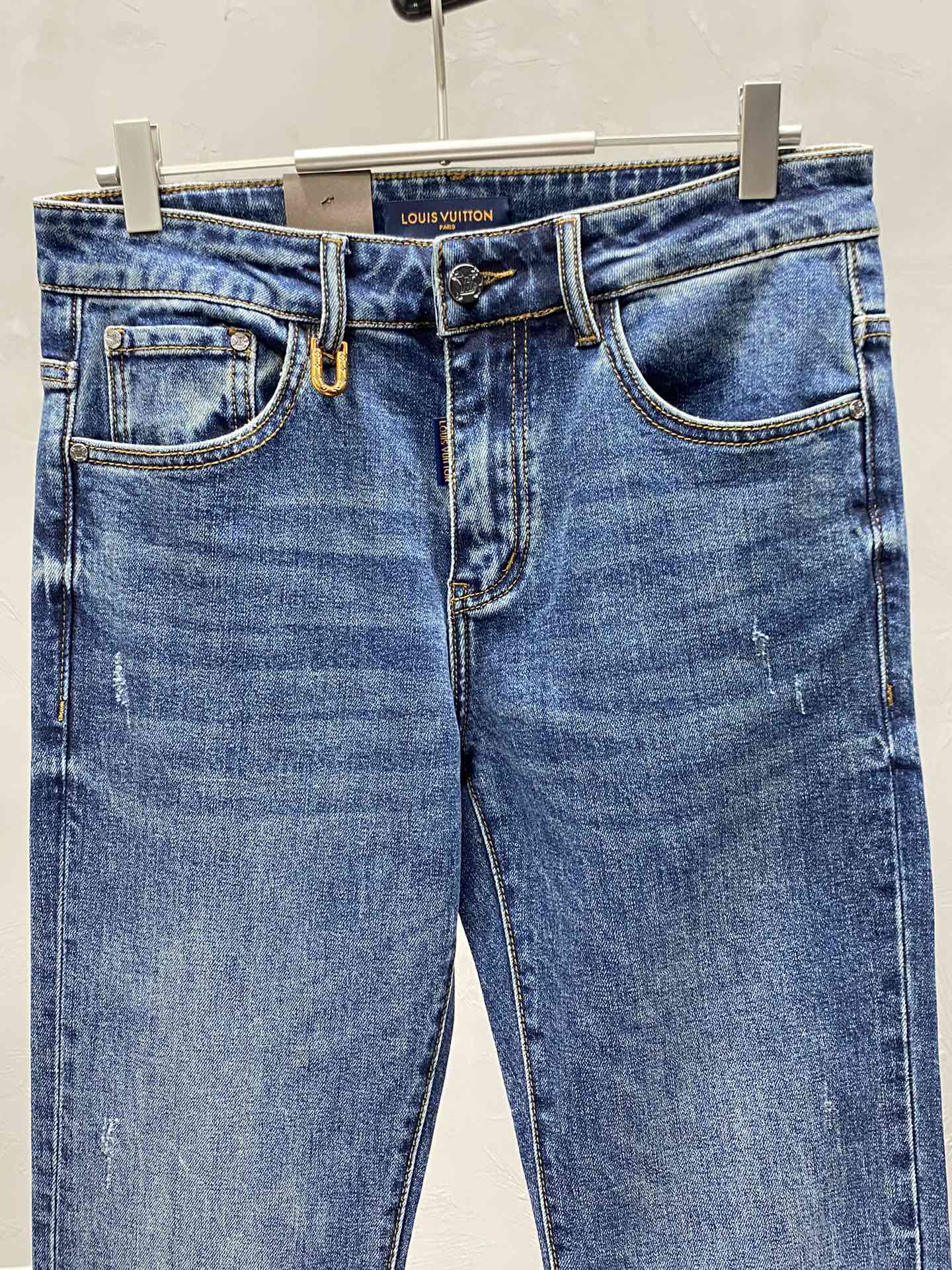 P560 Louis Vuitton Louis Vuitton 💥 Exclusive exclusive new casual jeans High-end version! Counter customized fabrics Breathable comfort high impeccable details brand elements design concept reflects high quality feel delicate and soft! Present casual tailoring on the body shape is superb! Size:28-38