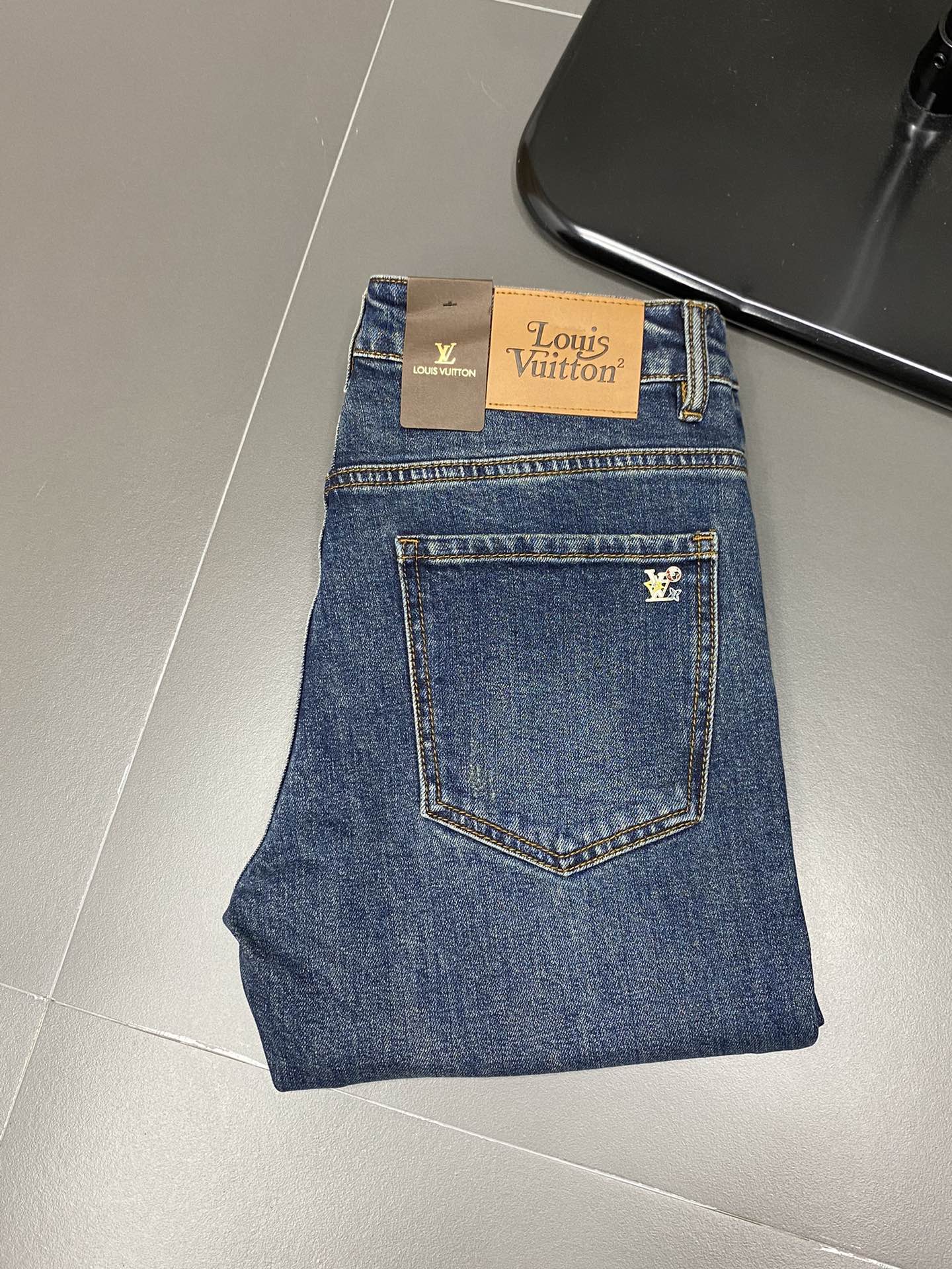 P560 Louis Vuitton Louis Vuitton 💥 Exclusive exclusive new casual jeans High-end version! Counter customized fabrics Breathable comfort high impeccable details brand elements design concept reflects high quality feel delicate and soft! Present casual tailoring on the body shape is superb! Size:28-38