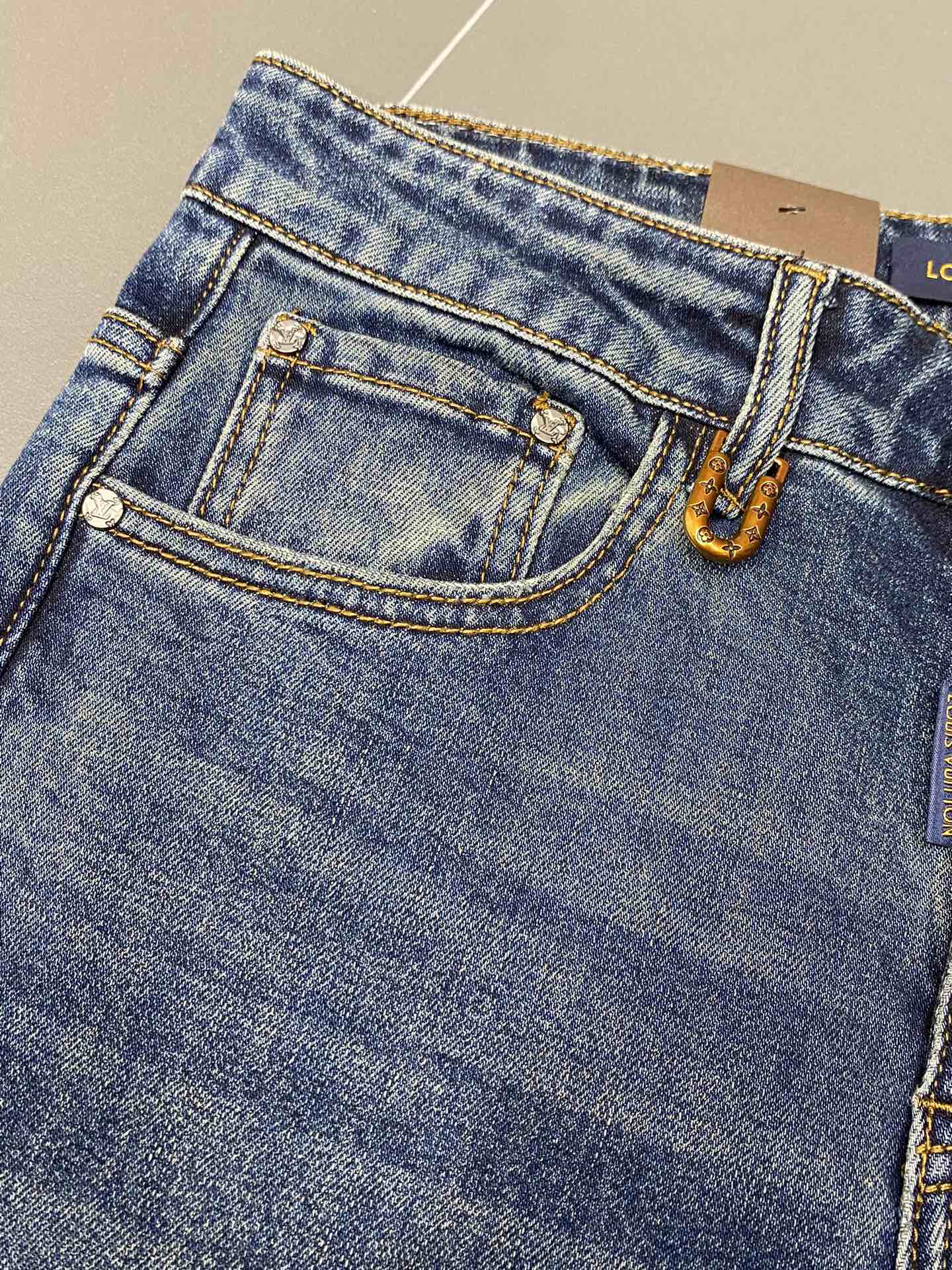 P560 Louis Vuitton Louis Vuitton 💥 Exclusive exclusive new casual jeans High-end version! Counter customized fabrics Breathable comfort high impeccable details brand elements design concept reflects high quality feel delicate and soft! Present casual tailoring on the body shape is superb! Size:28-38