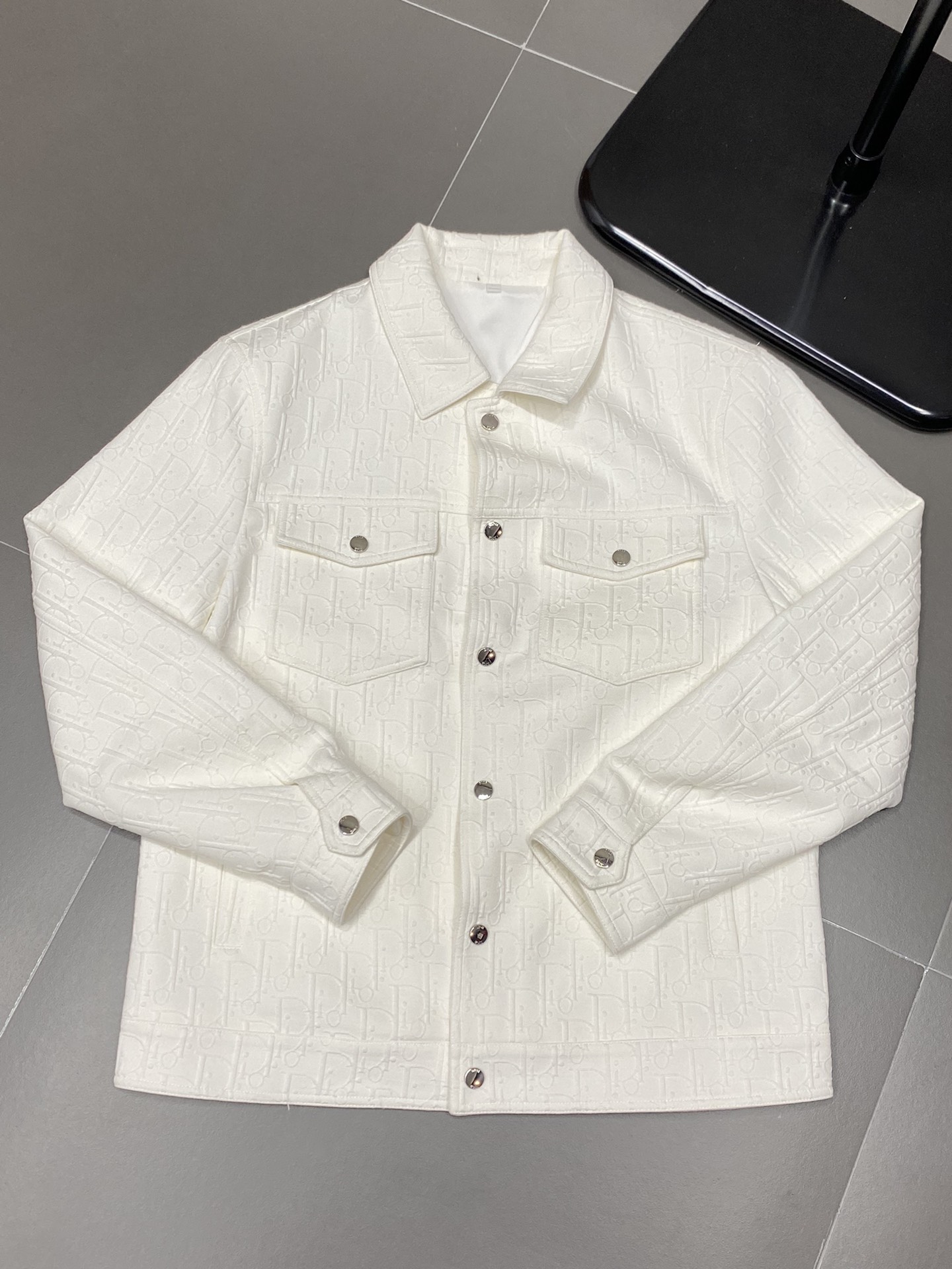P940 Dior Dior 💥 exclusive exclusive latest fashion spring and fall lapel jacket classic design sense and value of the jacket quality is not picky quality control can be directly into the hand can not be faulted high-end goods! Through the details of the picture can feel its strong aura of polytropic warmth and warmth effect is remarkable do not have to worry about a little bit of cold! Fashion and functionality both the whole model looks more luxurious atmosphere!Size: M-3XL
