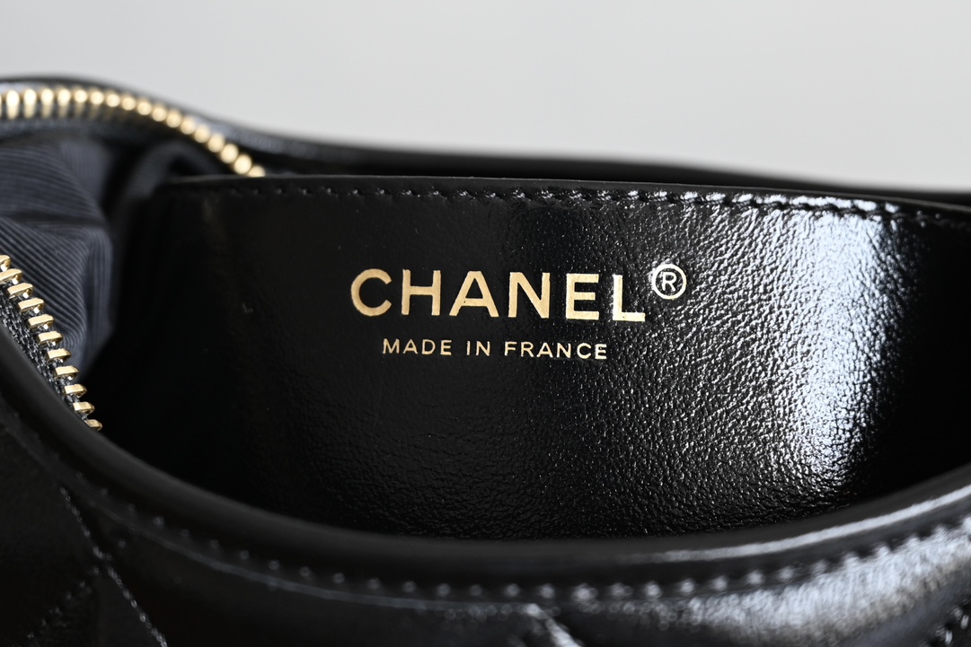 ❏❏𝐂𝐡𝐚𝐧𝐞𝟏 ❏❏𝐂𝐡𝐚𝐚𝐧𝐞𝜜 𝐚Handmade Glossy Sheepskin Underarm Bag Black ♥ Small Counter price 𝟥𝟫𝟤𝟢𝟢𝟢𝗋𝗆  𝖠 Wandering underarm bag black and gold old thick chain is vintage in the absolute son ❥ simple and lightweight capacity is considerable is the pragmatism bag 𝖡𝗈𝗇𝖺𝗎𝖽 𝗈𝗈 oil waxed lambskin very soulful very cozy 〰️ hardware: thick plated 𝟤𝟦𝗄 vintage gold leather: original 𝖡𝗈𝗇 𝖺𝗎𝖽𝗈 Oiled Waxed Sheepskin Size: 𝟤𝟤.𝟧*𝟣𝟫. 𝟧*𝟪.𝟧 𝖼𝗆013800 4922-High-fashion factory