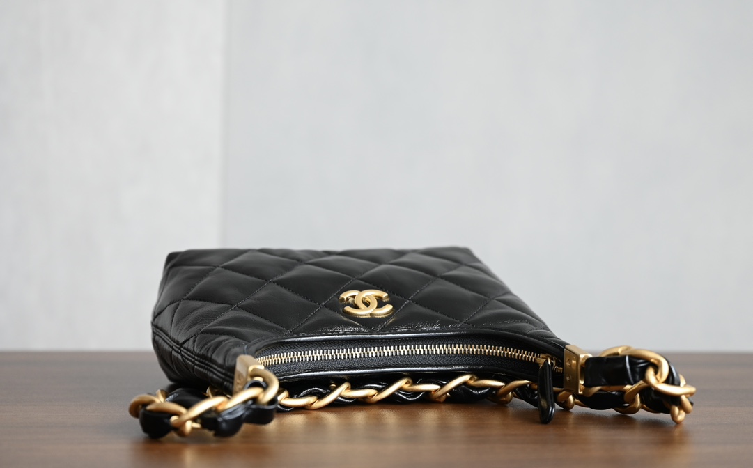 ❏❏𝐂𝐡𝐚𝐧𝐞𝟏 ❏❏𝐂𝐡𝐚𝐚𝐧𝐞𝜜 𝐚Handmade Glossy Sheepskin Underarm Bag Black ♥ Small Counter price 𝟥𝟫𝟤𝟢𝟢𝟢𝗋𝗆  𝖠 Wandering underarm bag black and gold old thick chain is vintage in the absolute son ❥ simple and lightweight capacity is considerable is the pragmatism bag 𝖡𝗈𝗇𝖺𝗎𝖽 𝗈𝗈 oil waxed lambskin very soulful very cozy 〰️ hardware: thick plated 𝟤𝟦𝗄 vintage gold leather: original 𝖡𝗈𝗇 𝖺𝗎𝖽𝗈 Oiled Waxed Sheepskin Size: 𝟤𝟤.𝟧*𝟣𝟫. 𝟧*𝟪.𝟧 𝖼𝗆013800 4922-High-fashion factory
