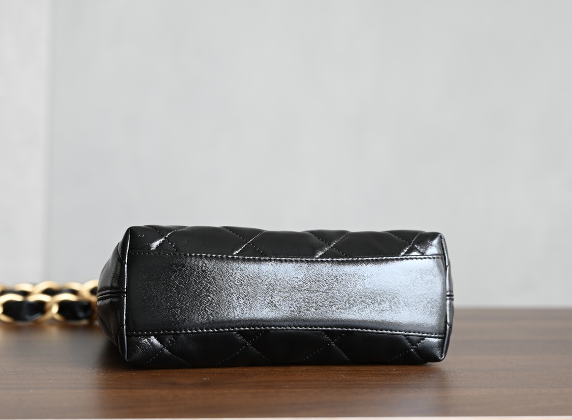 ❏❏𝐂𝐡𝐚𝐧𝐞𝟏 ❏❏𝐂𝐡𝐚𝐚𝐧𝐞𝜜 𝐚Handmade Glossy Sheepskin Underarm Bag Black ♥ Small Counter price 𝟥𝟫𝟤𝟢𝟢𝟢𝗋𝗆  𝖠 Wandering underarm bag black and gold old thick chain is vintage in the absolute son ❥ simple and lightweight capacity is considerable is the pragmatism bag 𝖡𝗈𝗇𝖺𝗎𝖽 𝗈𝗈 oil waxed lambskin very soulful very cozy 〰️ hardware: thick plated 𝟤𝟦𝗄 vintage gold leather: original 𝖡𝗈𝗇 𝖺𝗎𝖽𝗈 Oiled Waxed Sheepskin Size: 𝟤𝟤.𝟧*𝟣𝟫. 𝟧*𝟪.𝟧 𝖼𝗆013800 4922-High-fashion factory