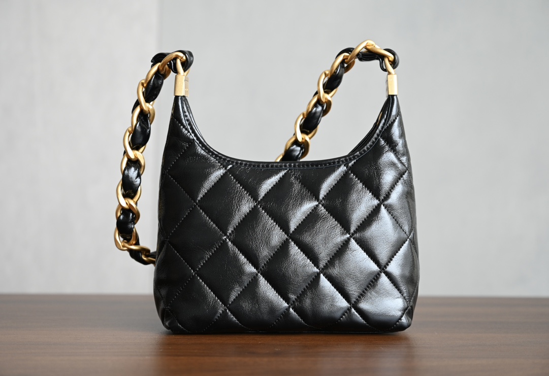 ❏❏𝐂𝐡𝐚𝐧𝐞𝟏 ❏❏𝐂𝐡𝐚𝐚𝐧𝐞𝜜 𝐚Handmade Glossy Sheepskin Underarm Bag Black ♥ Small Counter price 𝟥𝟫𝟤𝟢𝟢𝟢𝗋𝗆  𝖠 Wandering underarm bag black and gold old thick chain is vintage in the absolute son ❥ simple and lightweight capacity is considerable is the pragmatism bag 𝖡𝗈𝗇𝖺𝗎𝖽 𝗈𝗈 oil waxed lambskin very soulful very cozy 〰️ hardware: thick plated 𝟤𝟦𝗄 vintage gold leather: original 𝖡𝗈𝗇 𝖺𝗎𝖽𝗈 Oiled Waxed Sheepskin Size: 𝟤𝟤.𝟧*𝟣𝟫. 𝟧*𝟪.𝟧 𝖼𝗆013800 4922-High-fashion factory