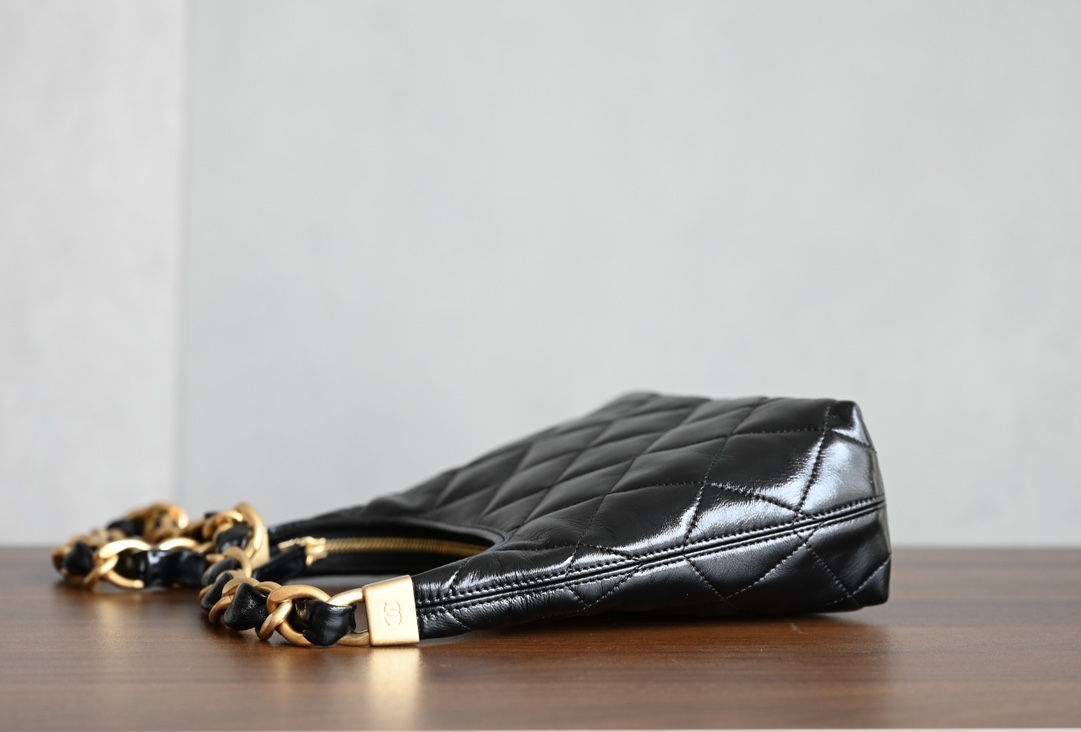 ❏❏𝐂𝐡𝐚𝐧𝐞𝟏 ❏❏𝐂𝐡𝐚𝐚𝐧𝐞𝜜 𝐚Handmade Glossy Sheepskin Underarm Bag Black ♥ Small Counter price 𝟥𝟫𝟤𝟢𝟢𝟢𝗋𝗆  𝖠 Wandering underarm bag black and gold old thick chain is vintage in the absolute son ❥ simple and lightweight capacity is considerable is the pragmatism bag 𝖡𝗈𝗇𝖺𝗎𝖽 𝗈𝗈 oil waxed lambskin very soulful very cozy 〰️ hardware: thick plated 𝟤𝟦𝗄 vintage gold leather: original 𝖡𝗈𝗇 𝖺𝗎𝖽𝗈 Oiled Waxed Sheepskin Size: 𝟤𝟤.𝟧*𝟣𝟫. 𝟧*𝟪.𝟧 𝖼𝗆013800 4922-High-fashion factory
