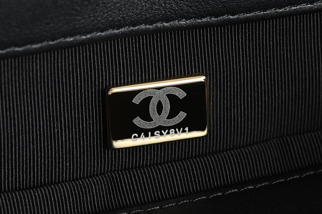 CHANEL 24A Haute Couture briefcase counter price 𝟻𝟻𝟼𝟶𝟶𝟶𝟶𝟶𝟆 𝖻 Purchase development ~ advanced handmade workshop advanced to come 🔥 this season's bag is very retro very vintage ~ the leather is made of soft oil waxed lambskin both practicality and aesthetics is very casual and handsome hegemony female president that is the sense of vision! Hardware: thick plated 𝟤𝟦𝗄 vintage gold buckle Leather: the original oil waxed cowhide ➕ cow patent leather Size: 𝟐𝟑 * 𝟑𝟔 * 𝟕𝖼𝗆023500 5016