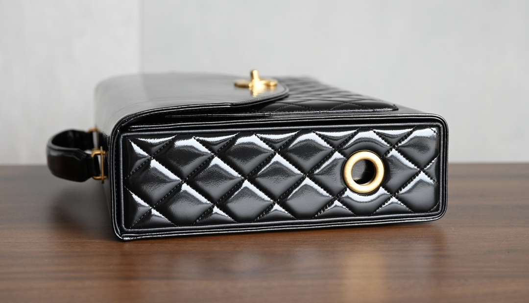 CHANEL 24A Haute Couture briefcase counter price 𝟻𝟻𝟼𝟶𝟶𝟶𝟶𝟶𝟆 𝖻 Purchase development ~ advanced handmade workshop advanced to come 🔥 this season's bag is very retro very vintage ~ the leather is made of soft oil waxed lambskin both practicality and aesthetics is very casual and handsome hegemony female president that is the sense of vision! Hardware: thick plated 𝟤𝟦𝗄 vintage gold buckle Leather: the original oil waxed cowhide ➕ cow patent leather Size: 𝟐𝟑 * 𝟑𝟔 * 𝟕𝖼𝗆023500 5016