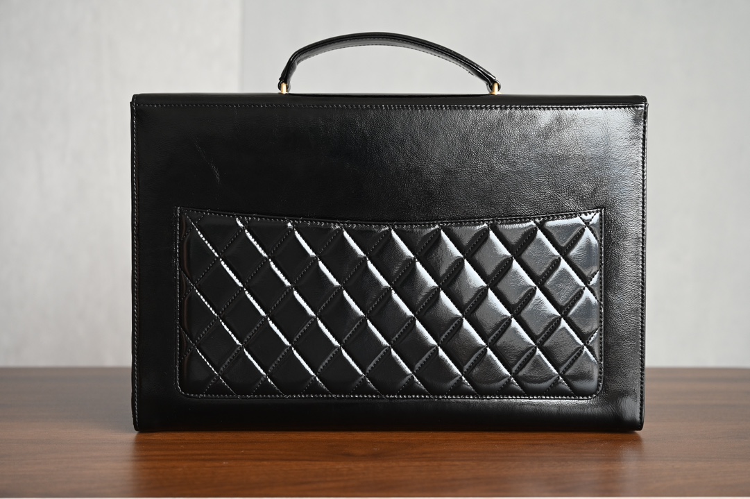 CHANEL 24A Haute Couture briefcase counter price 𝟻𝟻𝟼𝟶𝟶𝟶𝟶𝟶𝟆 𝖻 Purchase development ~ advanced handmade workshop advanced to come 🔥 this season's bag is very retro very vintage ~ the leather is made of soft oil waxed lambskin both practicality and aesthetics is very casual and handsome hegemony female president that is the sense of vision! Hardware: thick plated 𝟤𝟦𝗄 vintage gold buckle Leather: the original oil waxed cowhide ➕ cow patent leather Size: 𝟐𝟑 * 𝟑𝟔 * 𝟕𝖼𝗆023500 5016