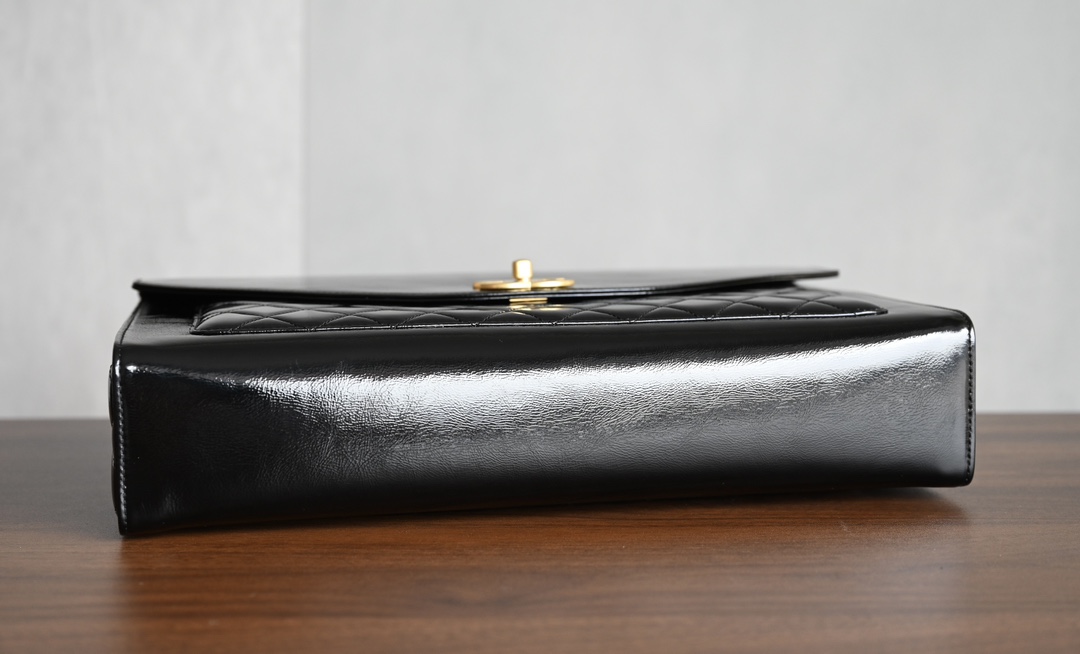 CHANEL 24A Haute Couture briefcase counter price 𝟻𝟻𝟼𝟶𝟶𝟶𝟶𝟶𝟆 𝖻 Purchase development ~ advanced handmade workshop advanced to come 🔥 this season's bag is very retro very vintage ~ the leather is made of soft oil waxed lambskin both practicality and aesthetics is very casual and handsome hegemony female president that is the sense of vision! Hardware: thick plated 𝟤𝟦𝗄 vintage gold buckle Leather: the original oil waxed cowhide ➕ cow patent leather Size: 𝟐𝟑 * 𝟑𝟔 * 𝟕𝖼𝗆023500 5016