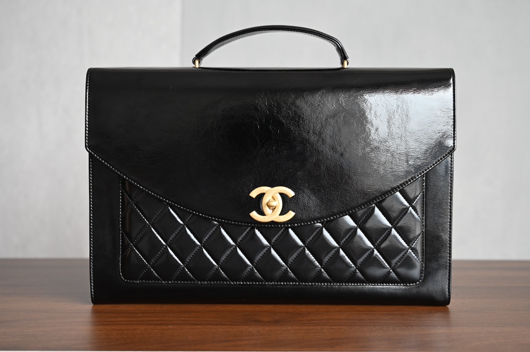 CHANEL 24A Haute Couture briefcase counter price 𝟻𝟻𝟼𝟶𝟶𝟶𝟶𝟶𝟆 𝖻 Purchase development ~ advanced handmade workshop advanced to come 🔥 this season's bag is very retro very vintage ~ the leather is made of soft oil waxed lambskin both practicality and aesthetics is very casual and handsome hegemony female president that is the sense of vision! Hardware: thick plated 𝟤𝟦𝗄 vintage gold buckle Leather: the original oil waxed cowhide ➕ cow patent leather Size: 𝟐𝟑 * 𝟑𝟔 * 𝟕𝖼𝗆023500 5016