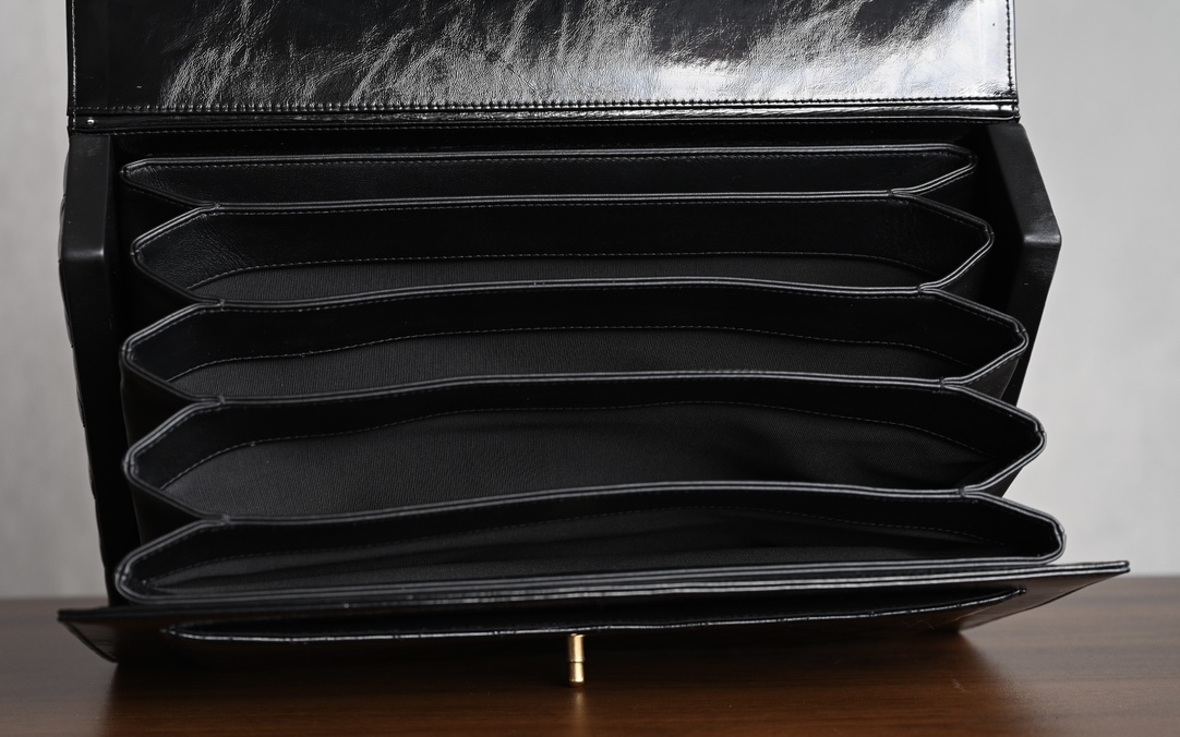 CHANEL 24A Haute Couture briefcase counter price 𝟻𝟻𝟼𝟶𝟶𝟶𝟶𝟶𝟆 𝖻 Purchase development ~ advanced handmade workshop advanced to come 🔥 this season's bag is very retro very vintage ~ the leather is made of soft oil waxed lambskin both practicality and aesthetics is very casual and handsome hegemony female president that is the sense of vision! Hardware: thick plated 𝟤𝟦𝗄 vintage gold buckle Leather: the original oil waxed cowhide ➕ cow patent leather Size: 𝟐𝟑 * 𝟑𝟔 * 𝟕𝖼𝗆023500 5016