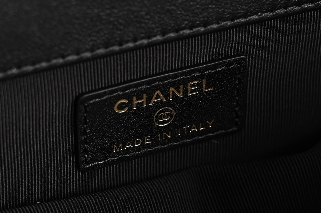 CHANEL 24A Haute Couture briefcase counter price 𝟻𝟻𝟼𝟶𝟶𝟶𝟶𝟶𝟆 𝖻 Purchase development ~ advanced handmade workshop advanced to come 🔥 this season's bag is very retro very vintage ~ the leather is made of soft oil waxed lambskin both practicality and aesthetics is very casual and handsome hegemony female president that is the sense of vision! Hardware: thick plated 𝟤𝟦𝗄 vintage gold buckle Leather: the original oil waxed cowhide ➕ cow patent leather Size: 𝟐𝟑 * 𝟑𝟔 * 𝟕𝖼𝗆023500 5016