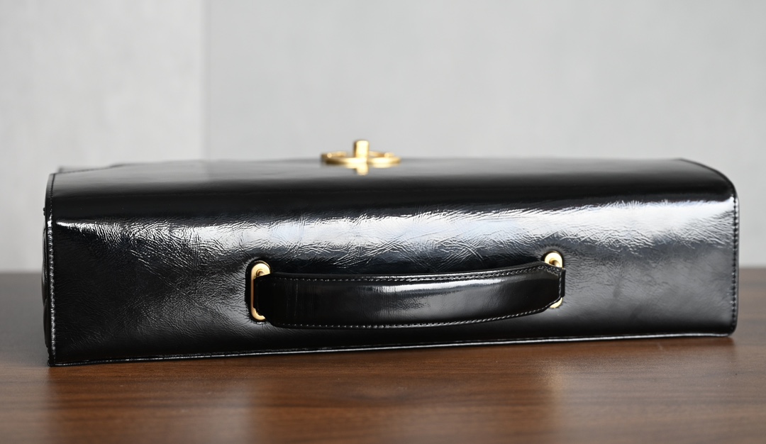 CHANEL 24A Haute Couture briefcase counter price 𝟻𝟻𝟼𝟶𝟶𝟶𝟶𝟶𝟆 𝖻 Purchase development ~ advanced handmade workshop advanced to come 🔥 this season's bag is very retro very vintage ~ the leather is made of soft oil waxed lambskin both practicality and aesthetics is very casual and handsome hegemony female president that is the sense of vision! Hardware: thick plated 𝟤𝟦𝗄 vintage gold buckle Leather: the original oil waxed cowhide ➕ cow patent leather Size: 𝟐𝟑 * 𝟑𝟔 * 𝟕𝖼𝗆023500 5016