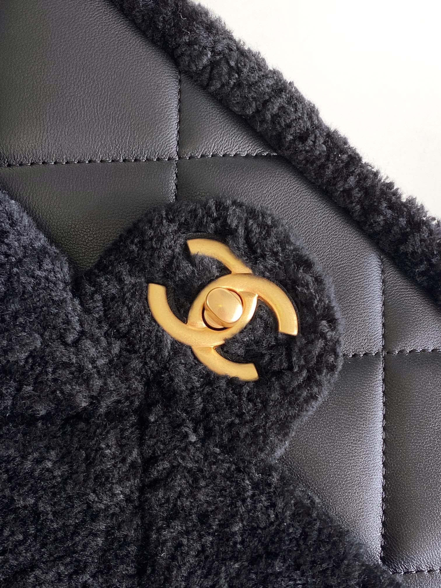 图片[6]-CHANEL 黑色🚩🚩 24k泰迪熊🧸秋冬系列包包|😍爱不完 包包真的太绝啦亮点和细节超级多、各种颜色、❤️‍🔥材质的CF 让人眼花缭乱OO根本看不过来不得不说真的会在不同的时候反复爱上 CF 呀!无论是搭配日常的休闲装~还是正式的礼服~它都能完美驾驭时尚百搭就是它没错啦. 口盖包-尺寸＂16 x 23.5 x7.5 cm双面剪毛小羊皮与金色金属-高仿包包