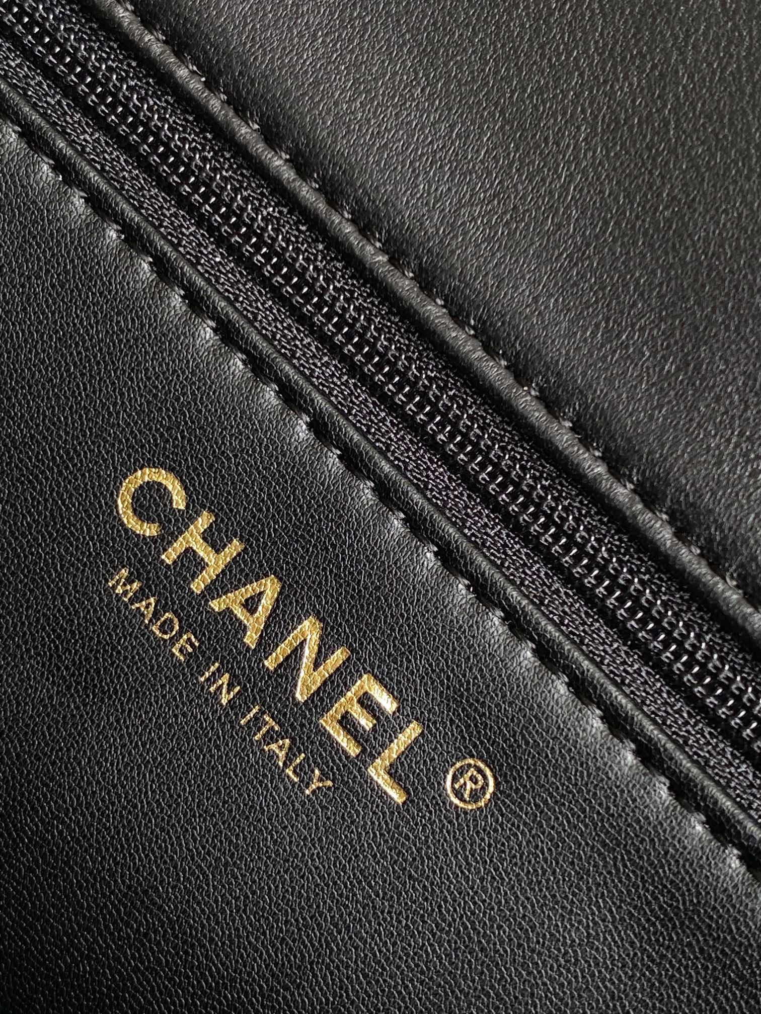 图片[9]-CHANEL 黑色🚩🚩 24k泰迪熊🧸秋冬系列包包|😍爱不完 包包真的太绝啦亮点和细节超级多、各种颜色、❤️‍🔥材质的CF 让人眼花缭乱OO根本看不过来不得不说真的会在不同的时候反复爱上 CF 呀!无论是搭配日常的休闲装~还是正式的礼服~它都能完美驾驭时尚百搭就是它没错啦. 口盖包-尺寸＂16 x 23.5 x7.5 cm双面剪毛小羊皮与金色金属-高仿包包
