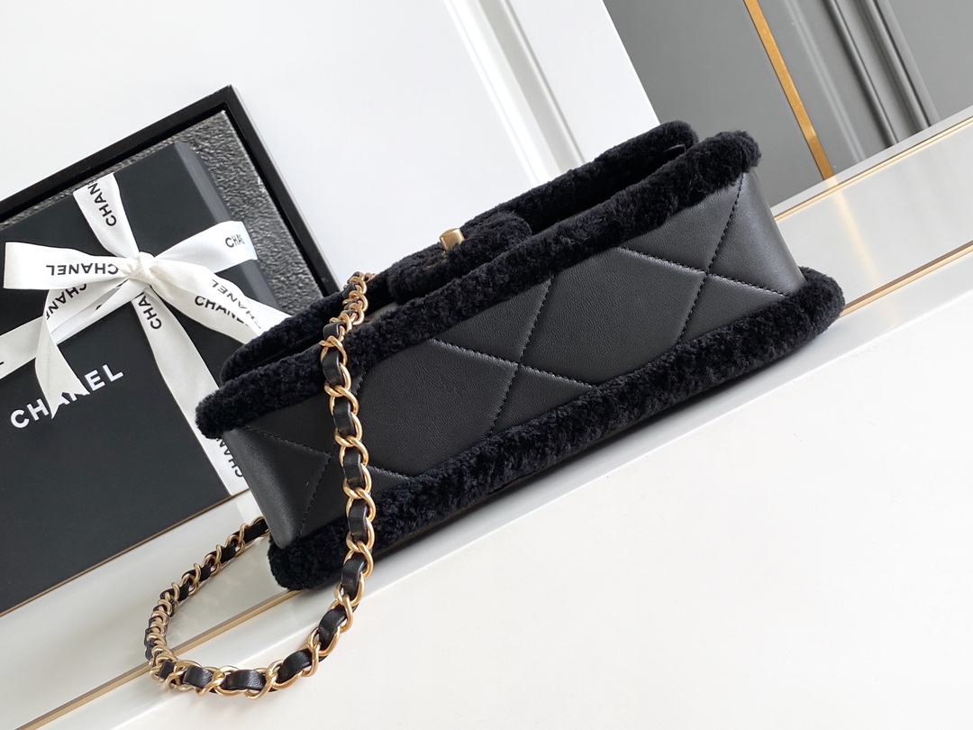 图片[4]-CHANEL 黑色🚩🚩 24k泰迪熊🧸秋冬系列包包|😍爱不完 包包真的太绝啦亮点和细节超级多、各种颜色、❤️‍🔥材质的CF 让人眼花缭乱OO根本看不过来不得不说真的会在不同的时候反复爱上 CF 呀!无论是搭配日常的休闲装~还是正式的礼服~它都能完美驾驭时尚百搭就是它没错啦. 口盖包-尺寸＂16 x 23.5 x7.5 cm双面剪毛小羊皮与金色金属-高仿包包