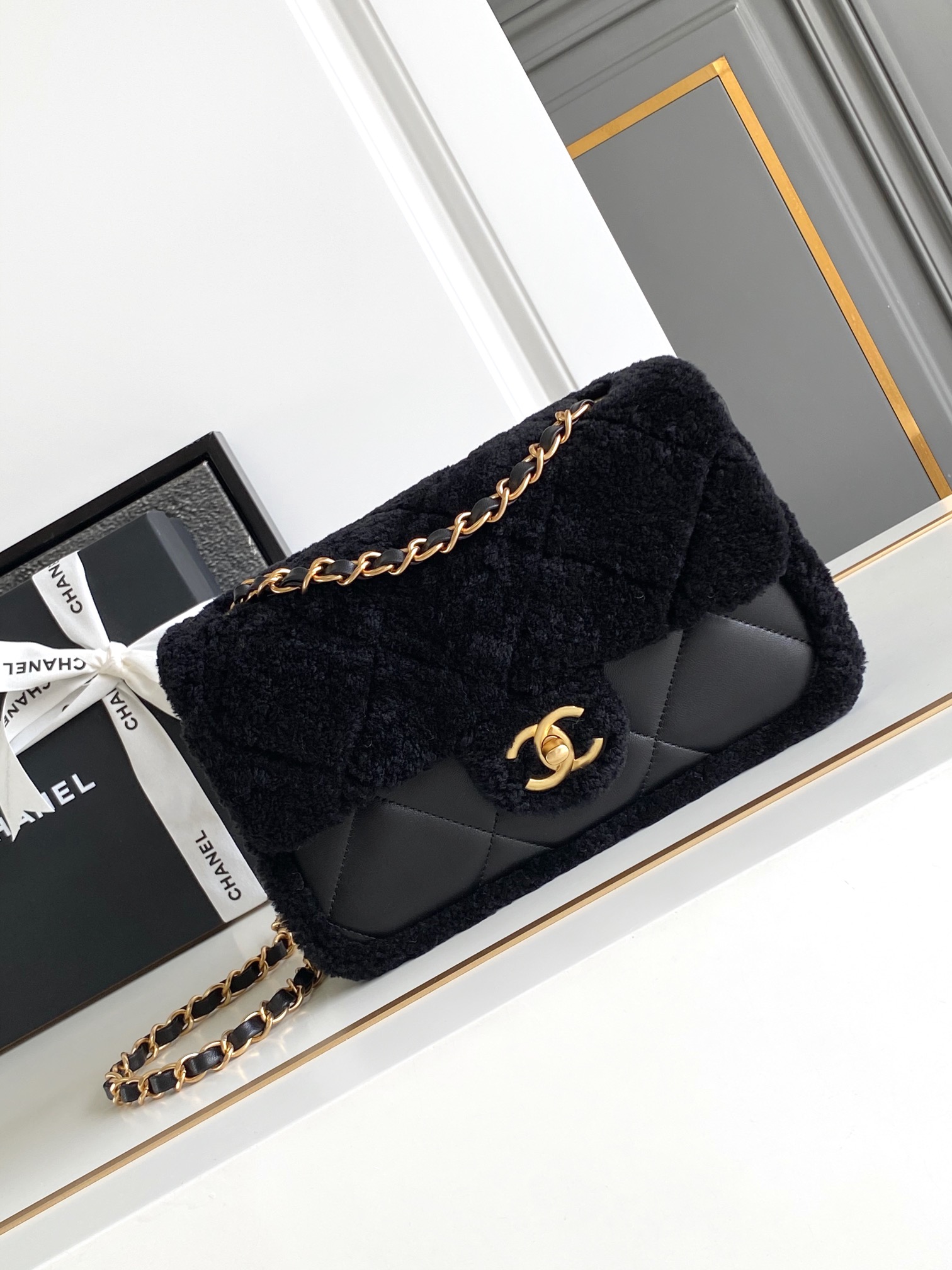 CHANEL 黑色🚩🚩 24k泰迪熊🧸秋冬系列包包|😍爱不完 包包真的太绝啦亮点和细节超级多、各种颜色、❤️‍🔥材质的CF 让人眼花缭乱OO根本看不过来不得不说真的会在不同的时候反复爱上 CF 呀!无论是搭配日常的休闲装~还是正式的礼服~它都能完美驾驭时尚百搭就是它没错啦. 口盖包-尺寸＂16 x 23.5 x7.5 cm双面剪毛小羊皮与金色金属-高仿包包