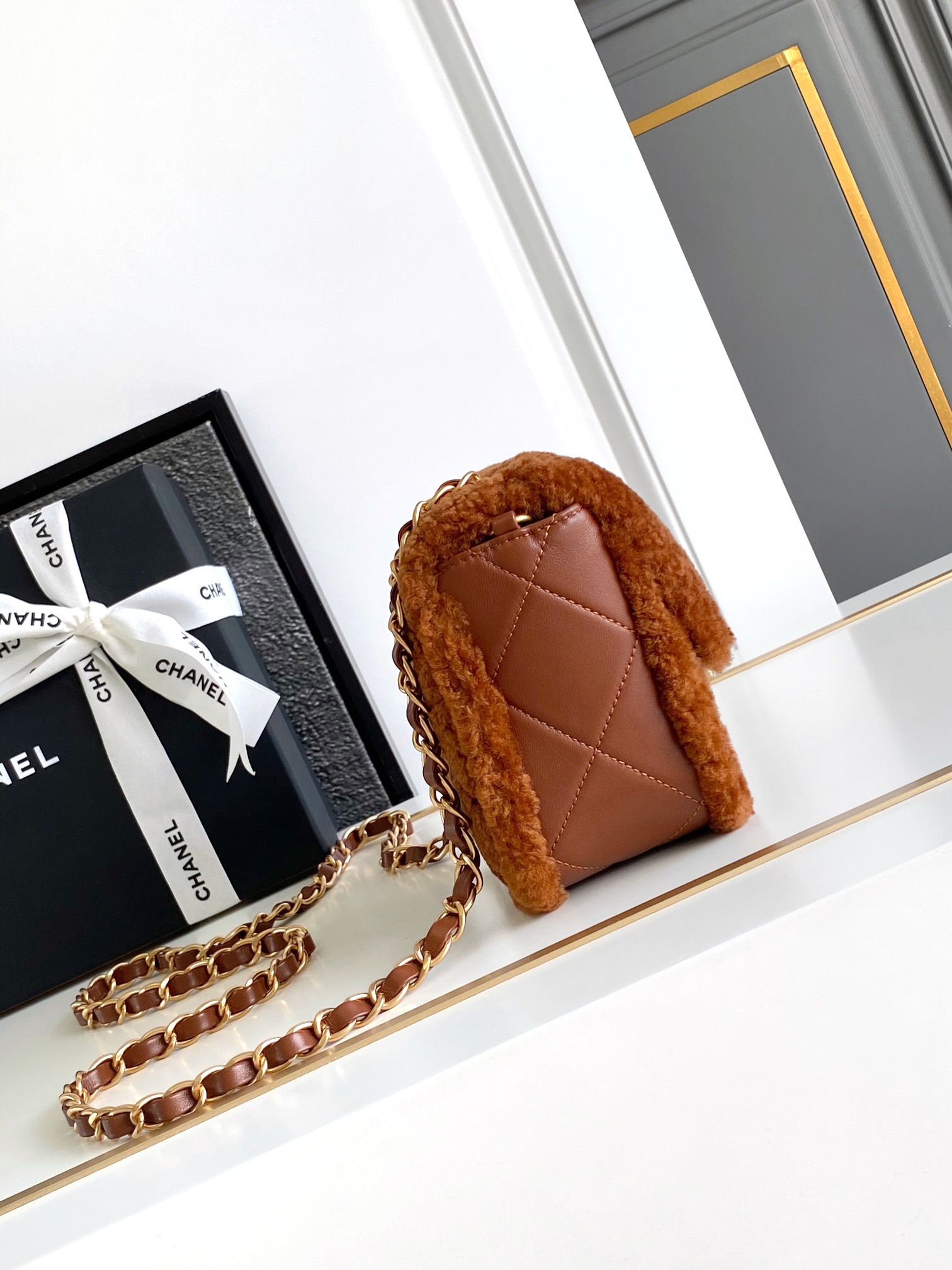 图片[2]-CHANEL 焦糖色🚩🚩🚩迷你版18cm   24k泰迪熊🧸秋冬系列包包|😍爱不完 包包真的太绝啦亮点和细节超级多、各种颜色、❤️‍🔥材质的CF 让人眼花缭乱OO根本看不过来不得不说真的会在不同的时候反复爱上 CF 呀!无论是搭配日常的休闲装~还是正式的礼服~它都能完美驾驭时尚百搭就是它没错啦. 迷你口盖包-尺寸：12x 18x6cm 2双面剪毛小羊皮与金色金属-高仿包包