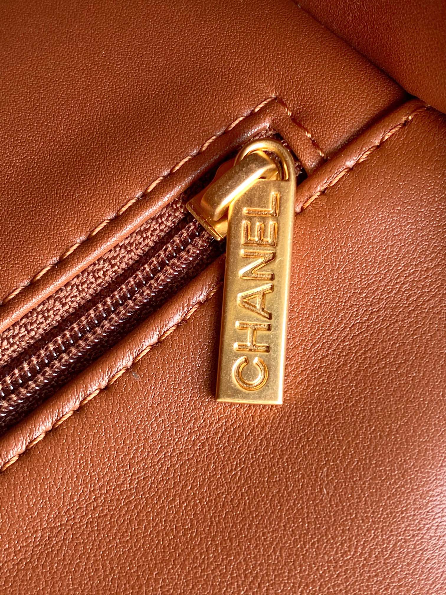 图片[8]-CHANEL 焦糖色🚩🚩🚩迷你版18cm   24k泰迪熊🧸秋冬系列包包|😍爱不完 包包真的太绝啦亮点和细节超级多、各种颜色、❤️‍🔥材质的CF 让人眼花缭乱OO根本看不过来不得不说真的会在不同的时候反复爱上 CF 呀!无论是搭配日常的休闲装~还是正式的礼服~它都能完美驾驭时尚百搭就是它没错啦. 迷你口盖包-尺寸：12x 18x6cm 2双面剪毛小羊皮与金色金属-高仿包包