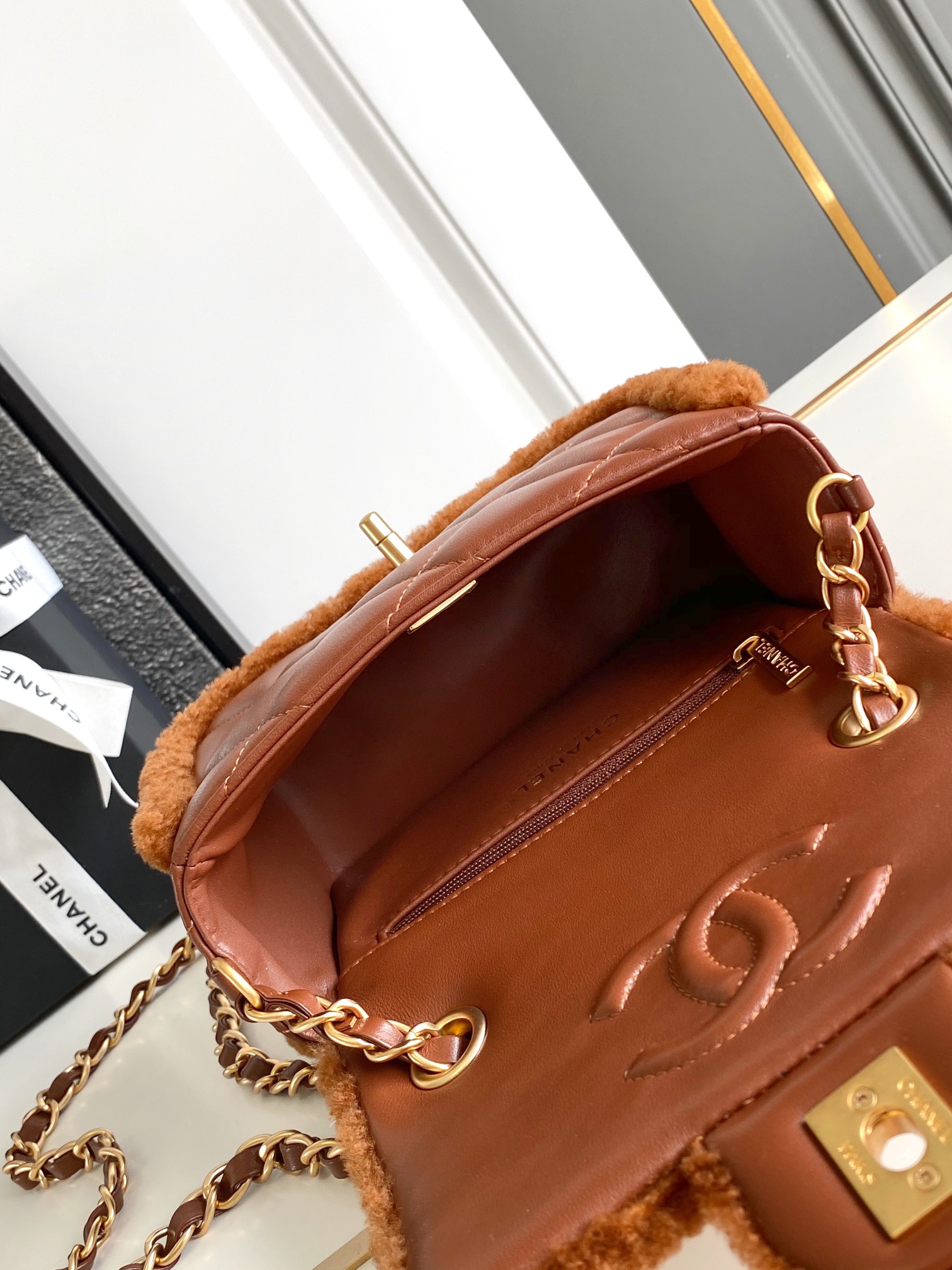 图片[9]-CHANEL 焦糖色🚩🚩🚩迷你版18cm   24k泰迪熊🧸秋冬系列包包|😍爱不完 包包真的太绝啦亮点和细节超级多、各种颜色、❤️‍🔥材质的CF 让人眼花缭乱OO根本看不过来不得不说真的会在不同的时候反复爱上 CF 呀!无论是搭配日常的休闲装~还是正式的礼服~它都能完美驾驭时尚百搭就是它没错啦. 迷你口盖包-尺寸：12x 18x6cm 2双面剪毛小羊皮与金色金属-高仿包包