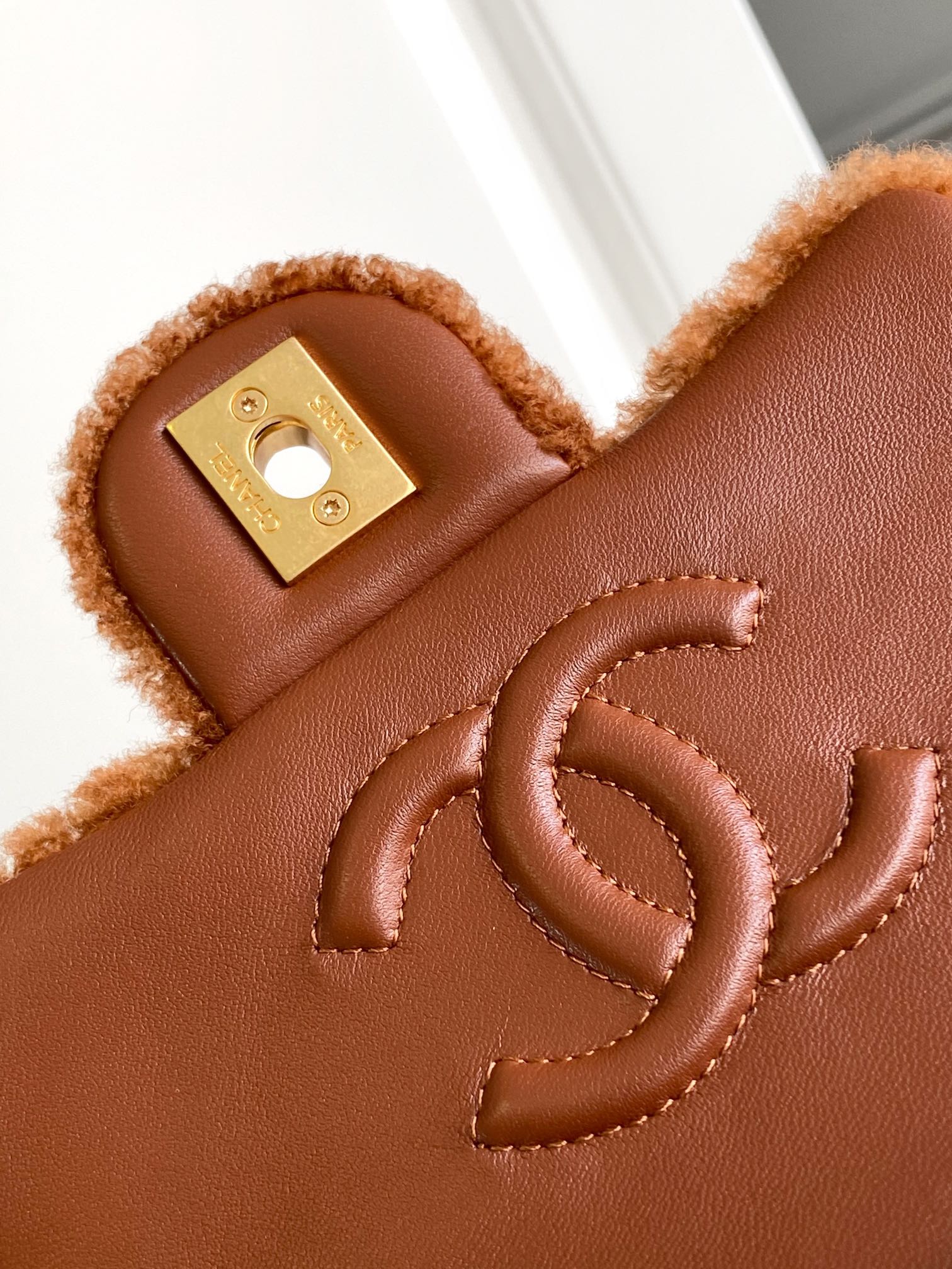 图片[7]-CHANEL 焦糖色🚩🚩🚩迷你版18cm   24k泰迪熊🧸秋冬系列包包|😍爱不完 包包真的太绝啦亮点和细节超级多、各种颜色、❤️‍🔥材质的CF 让人眼花缭乱OO根本看不过来不得不说真的会在不同的时候反复爱上 CF 呀!无论是搭配日常的休闲装~还是正式的礼服~它都能完美驾驭时尚百搭就是它没错啦. 迷你口盖包-尺寸：12x 18x6cm 2双面剪毛小羊皮与金色金属-高仿包包