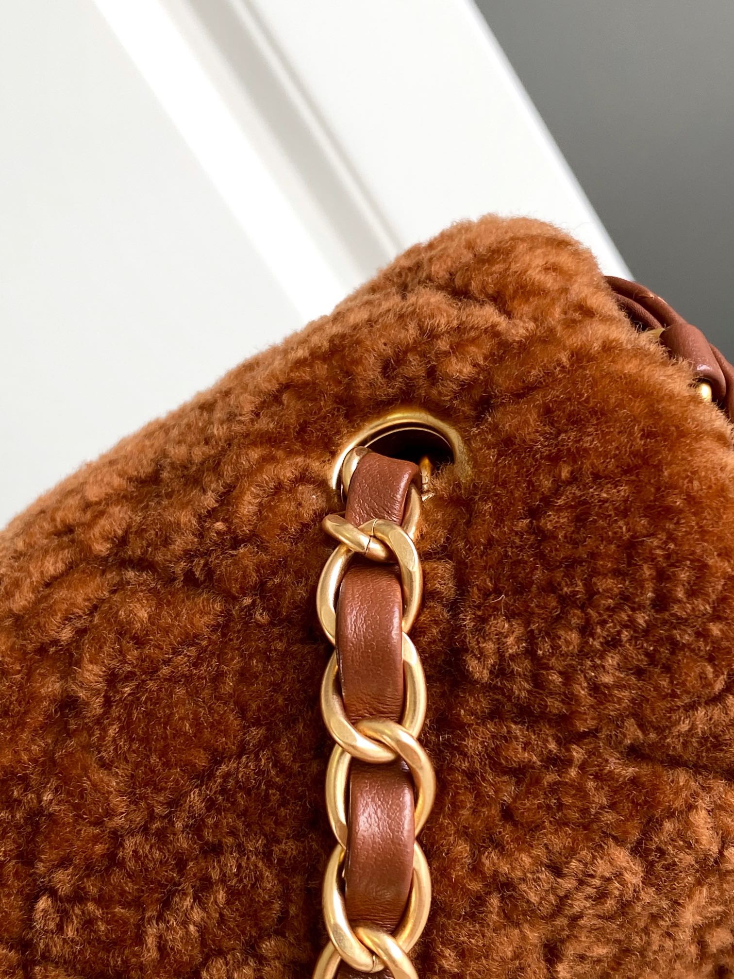 图片[6]-CHANEL 焦糖色🚩🚩🚩迷你版18cm   24k泰迪熊🧸秋冬系列包包|😍爱不完 包包真的太绝啦亮点和细节超级多、各种颜色、❤️‍🔥材质的CF 让人眼花缭乱OO根本看不过来不得不说真的会在不同的时候反复爱上 CF 呀!无论是搭配日常的休闲装~还是正式的礼服~它都能完美驾驭时尚百搭就是它没错啦. 迷你口盖包-尺寸：12x 18x6cm 2双面剪毛小羊皮与金色金属-高仿包包