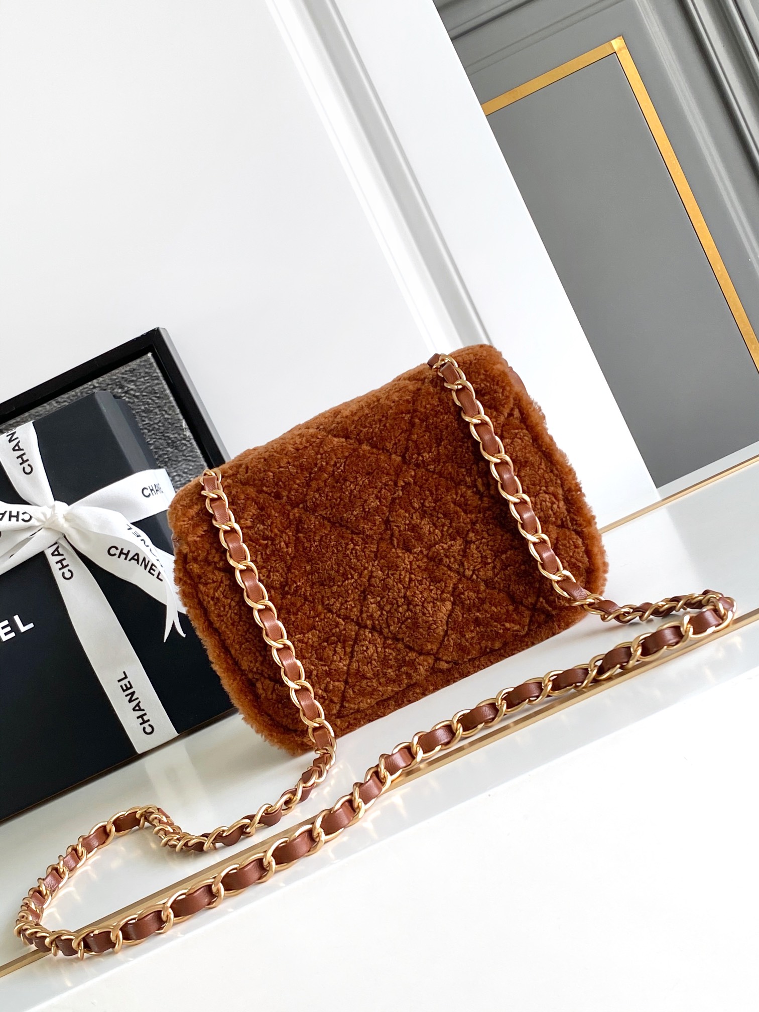 图片[3]-CHANEL 焦糖色🚩🚩🚩迷你版18cm   24k泰迪熊🧸秋冬系列包包|😍爱不完 包包真的太绝啦亮点和细节超级多、各种颜色、❤️‍🔥材质的CF 让人眼花缭乱OO根本看不过来不得不说真的会在不同的时候反复爱上 CF 呀!无论是搭配日常的休闲装~还是正式的礼服~它都能完美驾驭时尚百搭就是它没错啦. 迷你口盖包-尺寸：12x 18x6cm 2双面剪毛小羊皮与金色金属-高仿包包