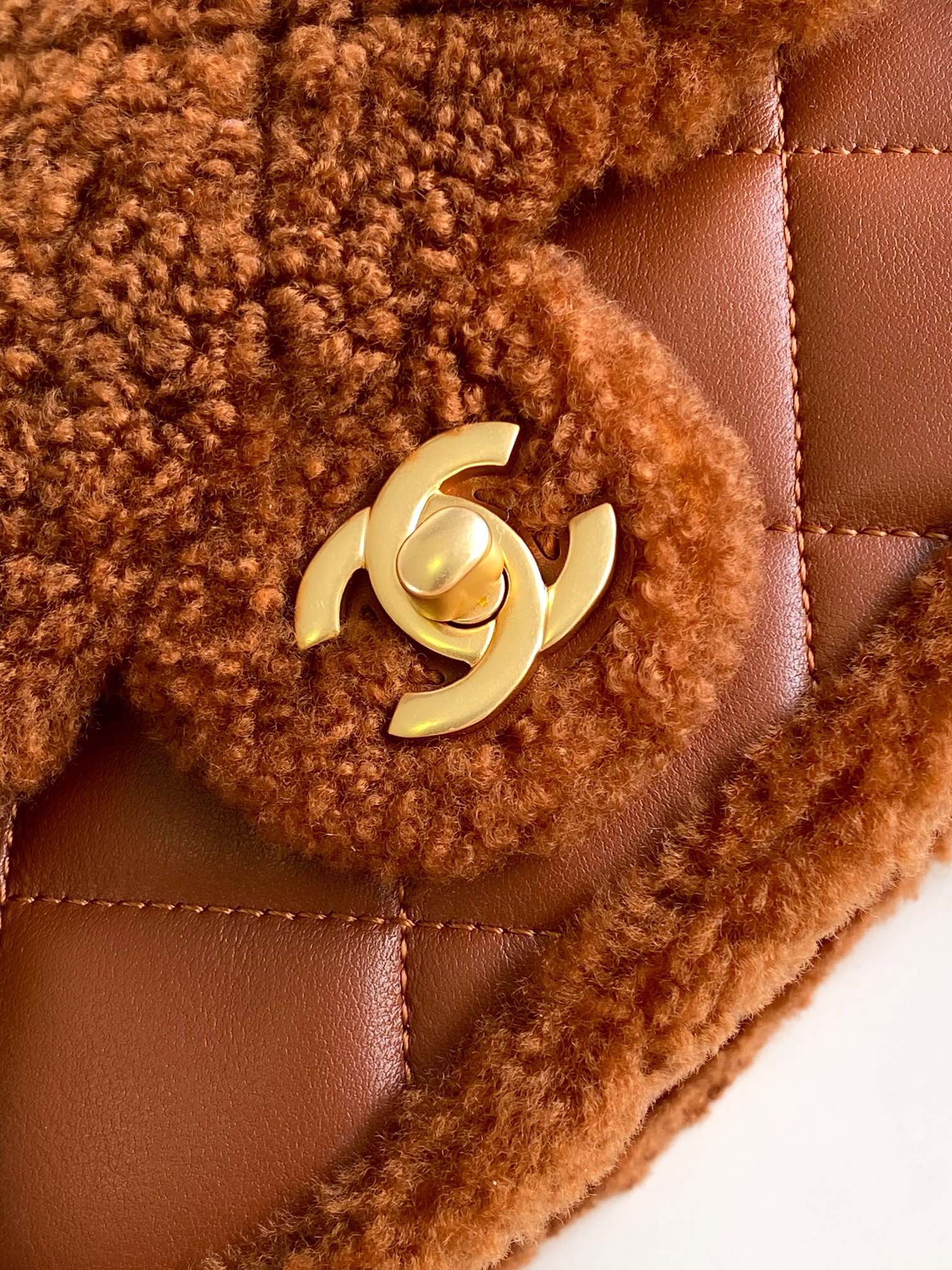 图片[5]-CHANEL 焦糖色🚩🚩🚩迷你版18cm   24k泰迪熊🧸秋冬系列包包|😍爱不完 包包真的太绝啦亮点和细节超级多、各种颜色、❤️‍🔥材质的CF 让人眼花缭乱OO根本看不过来不得不说真的会在不同的时候反复爱上 CF 呀!无论是搭配日常的休闲装~还是正式的礼服~它都能完美驾驭时尚百搭就是它没错啦. 迷你口盖包-尺寸：12x 18x6cm 2双面剪毛小羊皮与金色金属-高仿包包