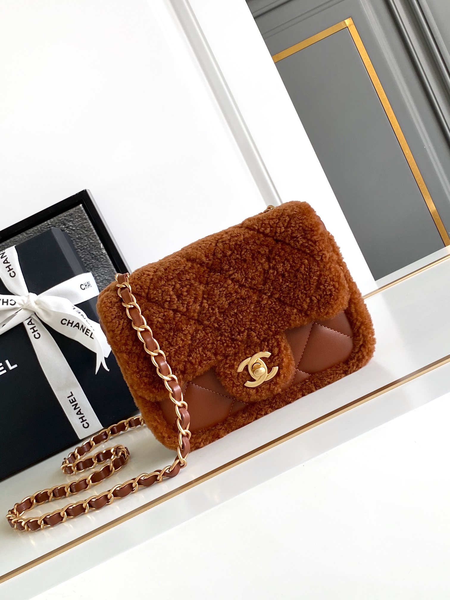 CHANEL 焦糖色🚩🚩🚩迷你版18cm   24k泰迪熊🧸秋冬系列包包|😍爱不完 包包真的太绝啦亮点和细节超级多、各种颜色、❤️‍🔥材质的CF 让人眼花缭乱OO根本看不过来不得不说真的会在不同的时候反复爱上 CF 呀!无论是搭配日常的休闲装~还是正式的礼服~它都能完美驾驭时尚百搭就是它没错啦. 迷你口盖包-尺寸：12x 18x6cm 2双面剪毛小羊皮与金色金属-高仿包包