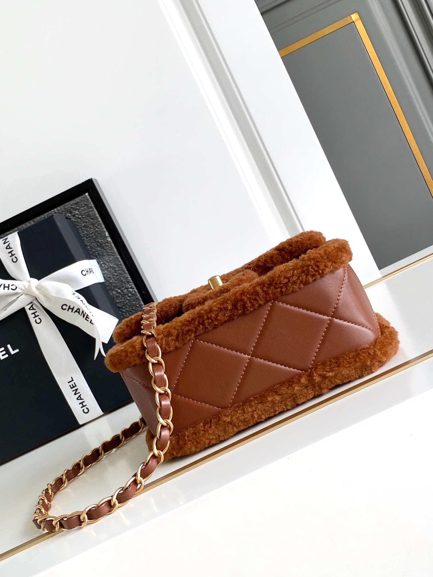 图片[4]-CHANEL 焦糖色🚩🚩🚩迷你版18cm   24k泰迪熊🧸秋冬系列包包|😍爱不完 包包真的太绝啦亮点和细节超级多、各种颜色、❤️‍🔥材质的CF 让人眼花缭乱OO根本看不过来不得不说真的会在不同的时候反复爱上 CF 呀!无论是搭配日常的休闲装~还是正式的礼服~它都能完美驾驭时尚百搭就是它没错啦. 迷你口盖包-尺寸：12x 18x6cm 2双面剪毛小羊皮与金色金属-高仿包包