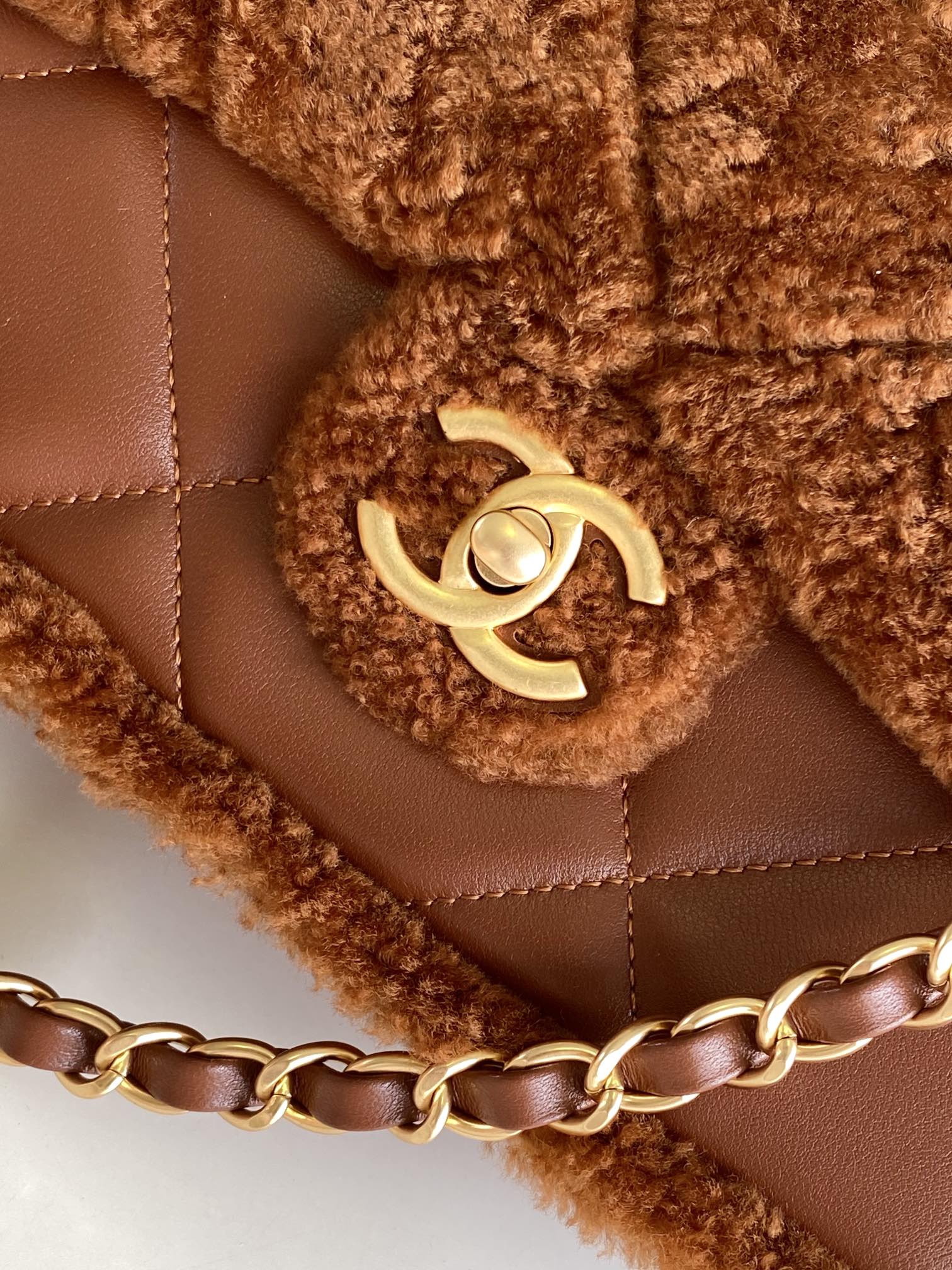 图片[5]-焦糖色🤩🤩🤩CHANEL 24k泰迪熊🧸秋冬系列包包|😍爱不完 包包真的太绝啦亮点和细节超级多、各种颜色、❤️‍🔥材质的CF 让人眼花缭乱OO根本看不过来不得不说真的会在不同的时候反复爱上 CF 呀!无论是搭配日常的休闲装~还是正式的礼服~它都能完美驾驭时尚百搭就是它没错啦. 口盖包-＂16 x 23.5 x7.5 cm双面剪毛小羊皮与金色金属-高仿包包