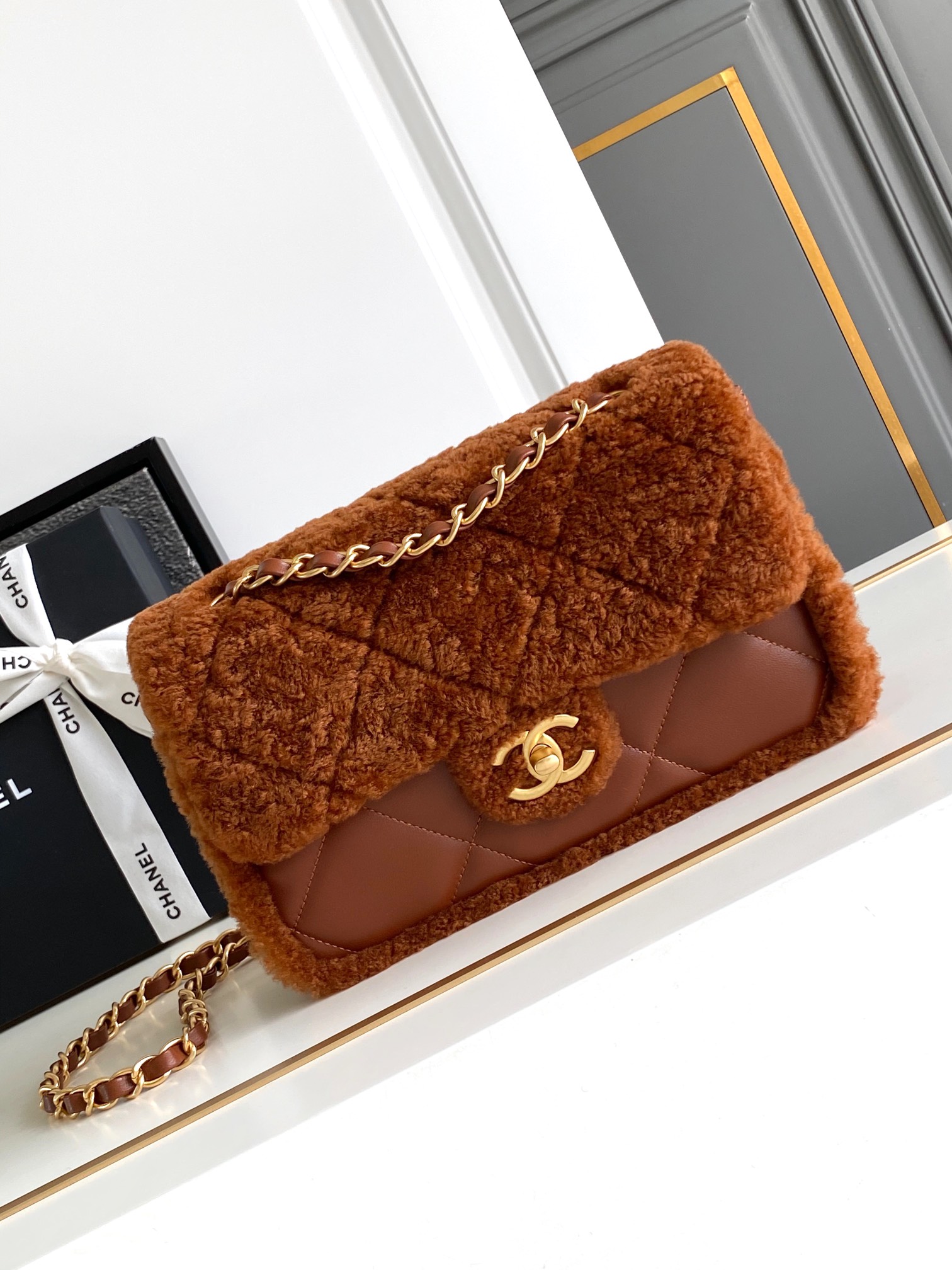 焦糖色🤩🤩🤩CHANEL 24k泰迪熊🧸秋冬系列包包|😍爱不完 包包真的太绝啦亮点和细节超级多、各种颜色、❤️‍🔥材质的CF 让人眼花缭乱OO根本看不过来不得不说真的会在不同的时候反复爱上 CF 呀!无论是搭配日常的休闲装~还是正式的礼服~它都能完美驾驭时尚百搭就是它没错啦. 口盖包-＂16 x 23.5 x7.5 cm双面剪毛小羊皮与金色金属-高仿包包