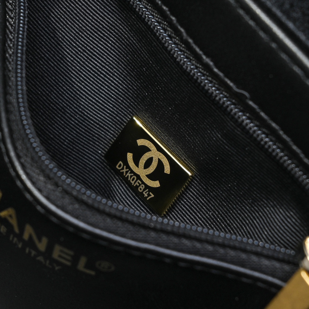 图片[8]-CHANEL 24A Kelly手柄包 丝绒布
时尚是一个轮回大热门中古kelly被Chanel重新设计焕发生机中古Kelly以经典的手柄手提出名在基础加上皮穿链肩带颠覆传统更加随性方便  
尺寸13-19-7
全套包装-高仿包包