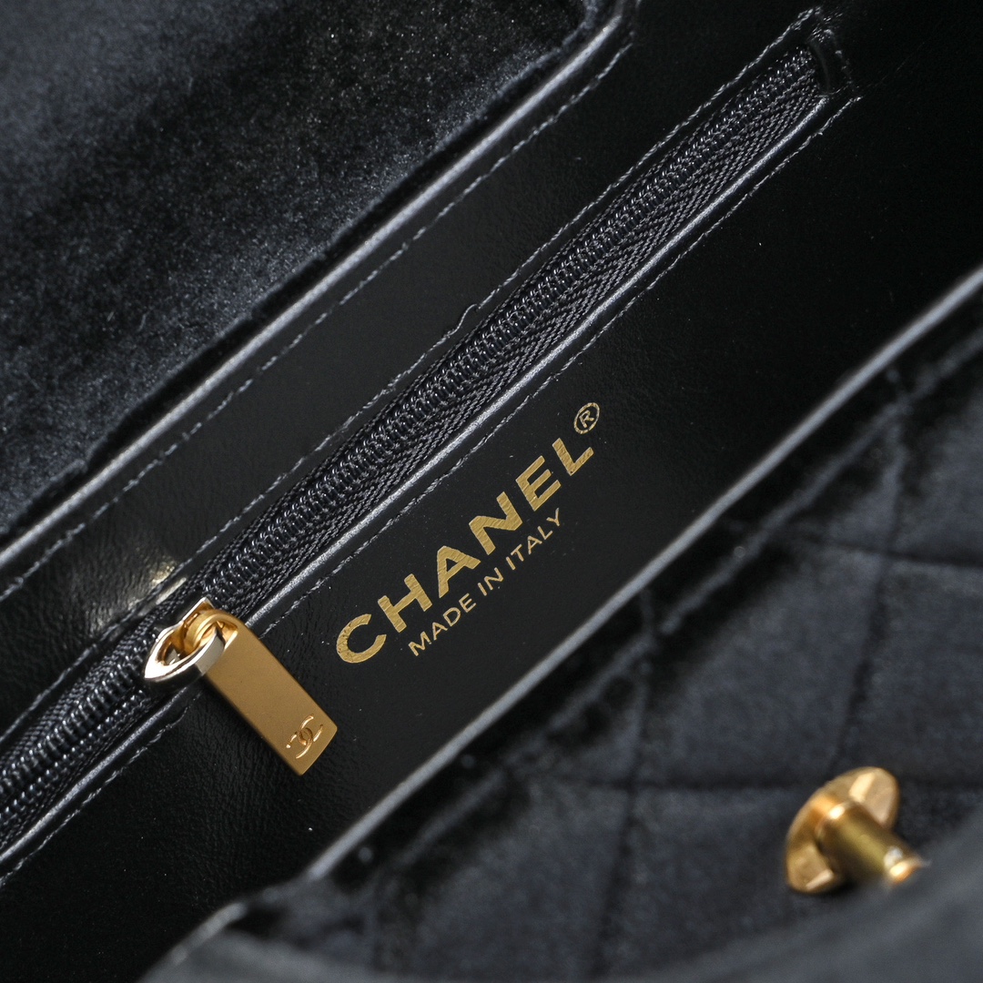 图片[7]-CHANEL 24A Kelly手柄包 丝绒布
时尚是一个轮回大热门中古kelly被Chanel重新设计焕发生机中古Kelly以经典的手柄手提出名在基础加上皮穿链肩带颠覆传统更加随性方便  
尺寸13-19-7
全套包装-高仿包包