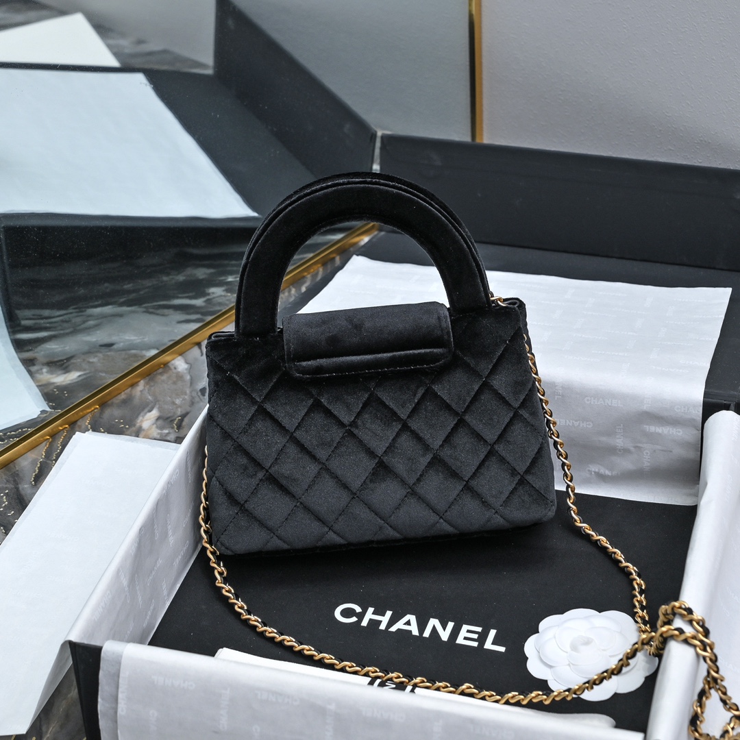 图片[2]-CHANEL 24A Kelly手柄包 丝绒布
时尚是一个轮回大热门中古kelly被Chanel重新设计焕发生机中古Kelly以经典的手柄手提出名在基础加上皮穿链肩带颠覆传统更加随性方便  
尺寸13-19-7
全套包装-高仿包包
