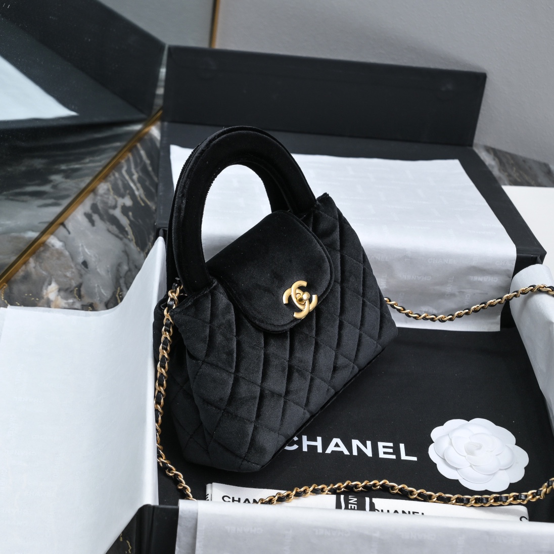 图片[3]-CHANEL 24A Kelly手柄包 丝绒布
时尚是一个轮回大热门中古kelly被Chanel重新设计焕发生机中古Kelly以经典的手柄手提出名在基础加上皮穿链肩带颠覆传统更加随性方便  
尺寸13-19-7
全套包装-高仿包包