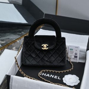 CHANEL 24A Kelly手柄包 丝绒布
时尚是一个轮回大热门中古kelly被Chanel重新设计焕发生机中古Kelly以经典的手柄手提出名在基础加上皮穿链肩带颠覆传统更加随性方便  
尺寸13-19-7
全套包装-高仿包包