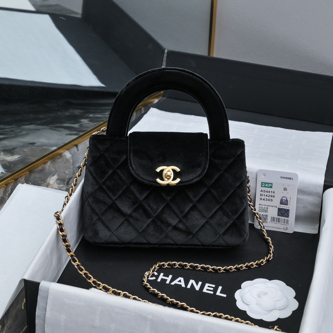 CHANEL 24A Kelly手柄包 丝绒布
时尚是一个轮回大热门中古kelly被Chanel重新设计焕发生机中古Kelly以经典的手柄手提出名在基础加上皮穿链肩带颠覆传统更加随性方便  
尺寸13-19-7
全套包装-高仿包包