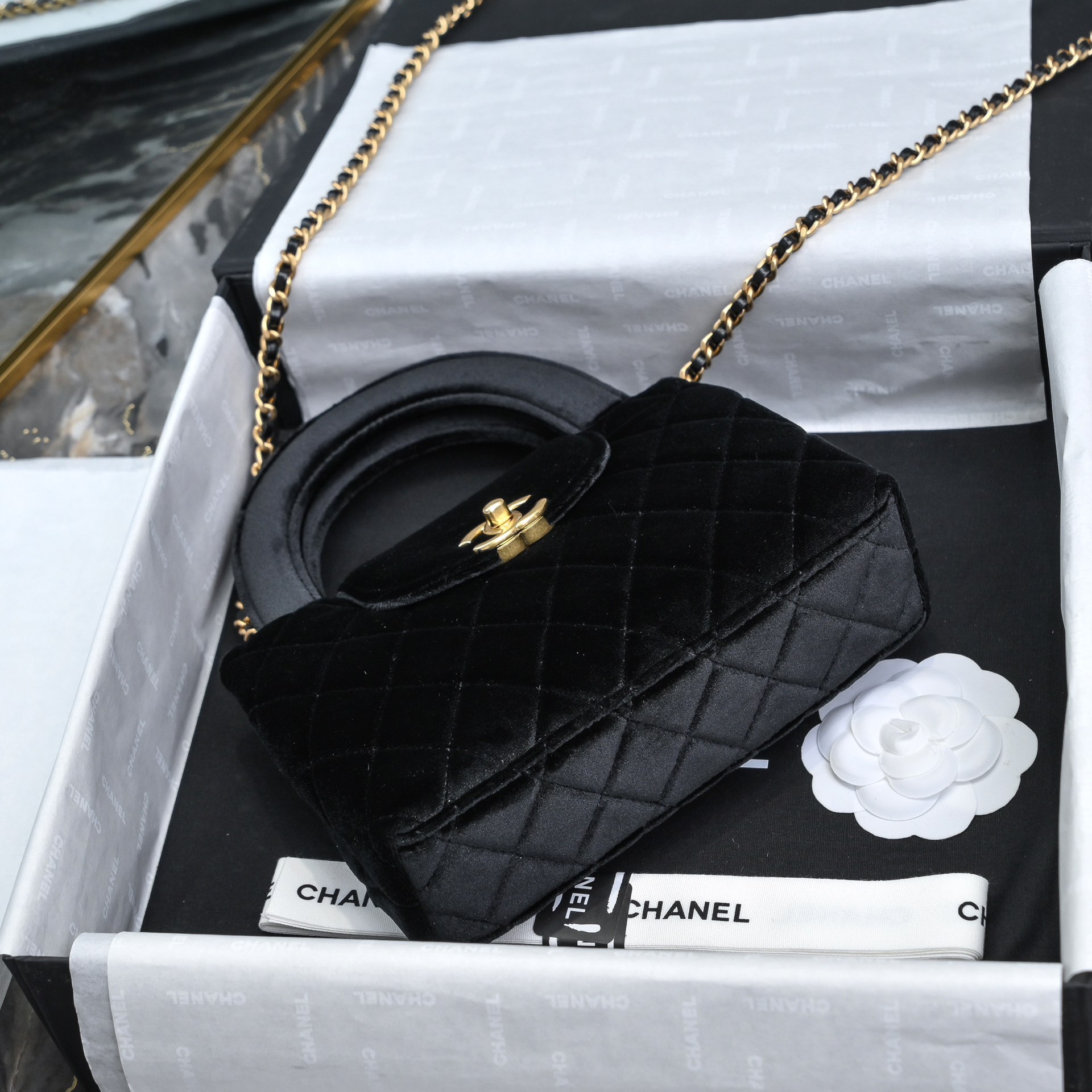 图片[4]-CHANEL 24A Kelly手柄包 丝绒布
时尚是一个轮回大热门中古kelly被Chanel重新设计焕发生机中古Kelly以经典的手柄手提出名在基础加上皮穿链肩带颠覆传统更加随性方便  
尺寸13-19-7
全套包装-高仿包包