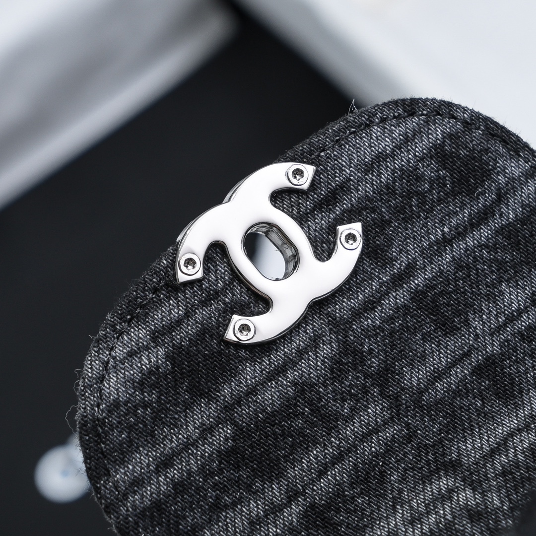 CHANEL 24A Kelly handle bag denim fashion is a reincarnation of the big hit vintage kelly was redesigned by Chanel revitalization of vintage Kelly to the classic handle handle name in the base plus leather through the chain shoulder strap to subvert the tradition of a more casual and convenient Size 13-19-7 full set of packaging - high imitation factory