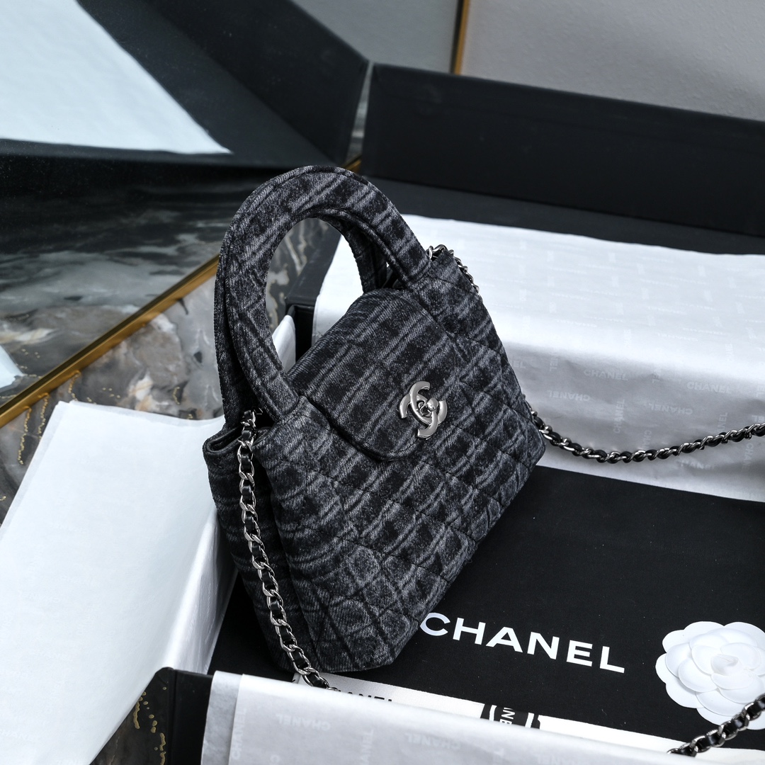 CHANEL 24A Kelly handle bag denim fashion is a reincarnation of the big hit vintage kelly was redesigned by Chanel revitalization of vintage Kelly to the classic handle handle name in the base plus leather through the chain shoulder strap to subvert the tradition of a more casual and convenient Size 13-19-7 full set of packaging - high imitation factory