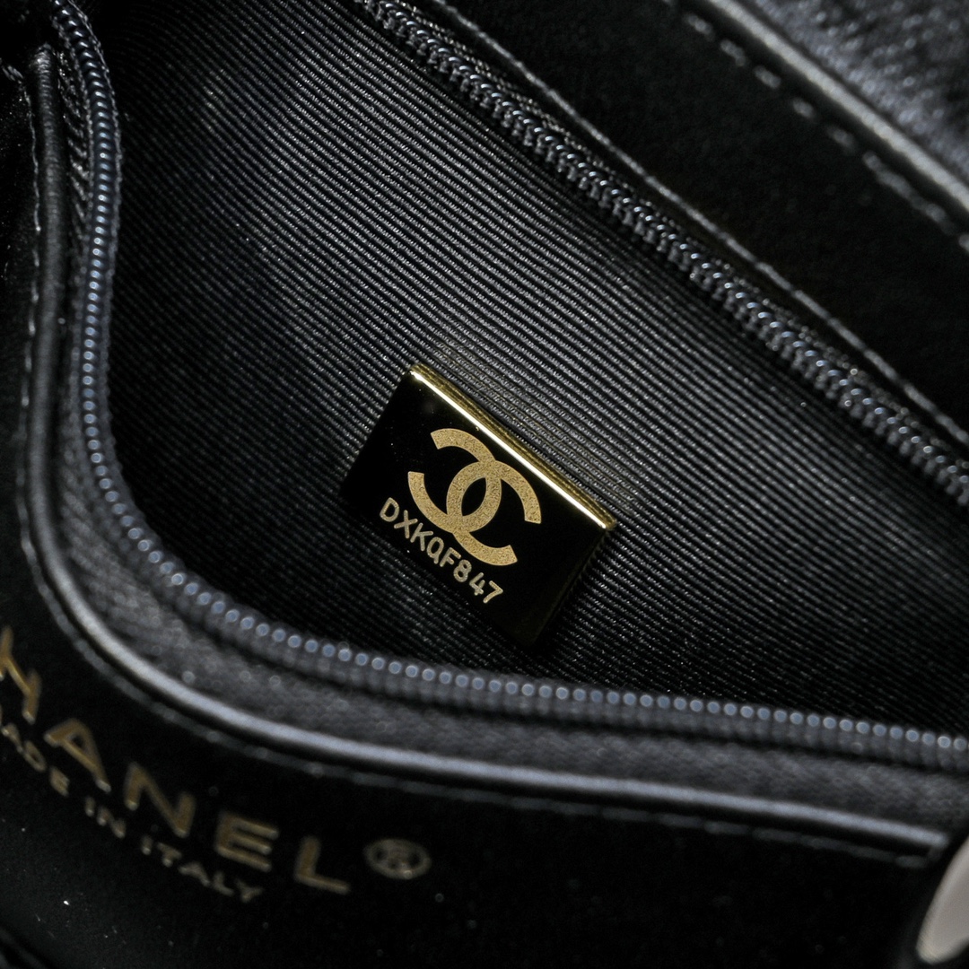 CHANEL 24A Kelly handle bag denim fashion is a reincarnation of the big hit vintage kelly was redesigned by Chanel revitalization of vintage Kelly to the classic handle handle name in the base plus leather through the chain shoulder strap to subvert the tradition of a more casual and convenient Size 13-19-7 full set of packaging - high imitation factory