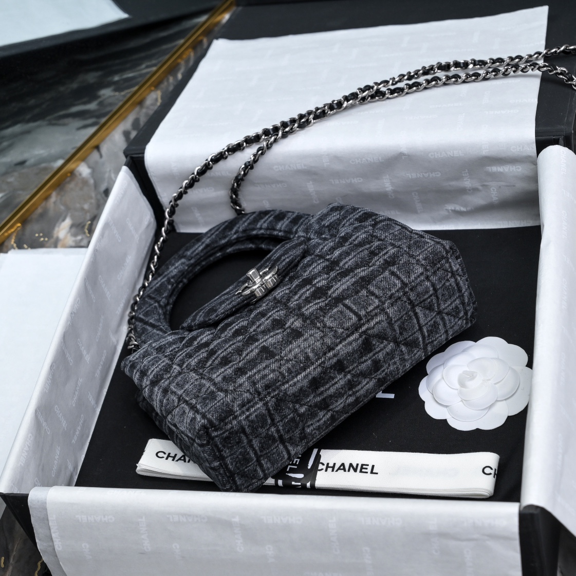 CHANEL 24A Kelly handle bag denim fashion is a reincarnation of the big hit vintage kelly was redesigned by Chanel revitalization of vintage Kelly to the classic handle handle name in the base plus leather through the chain shoulder strap to subvert the tradition of a more casual and convenient Size 13-19-7 full set of packaging - high imitation factory