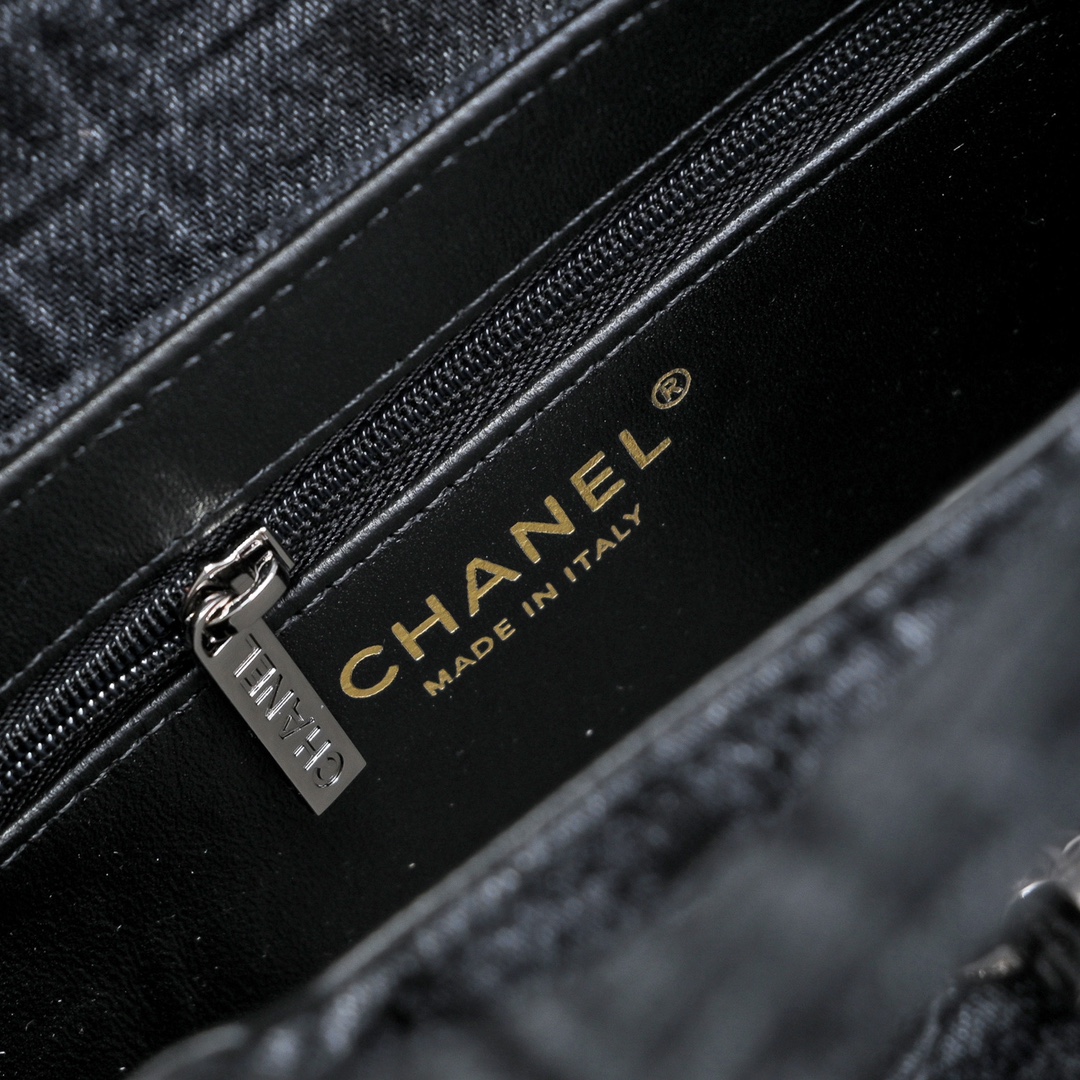 CHANEL 24A Kelly handle bag denim fashion is a reincarnation of the big hit vintage kelly was redesigned by Chanel revitalization of vintage Kelly to the classic handle handle name in the base plus leather through the chain shoulder strap to subvert the tradition of a more casual and convenient Size 13-19-7 full set of packaging - high imitation factory