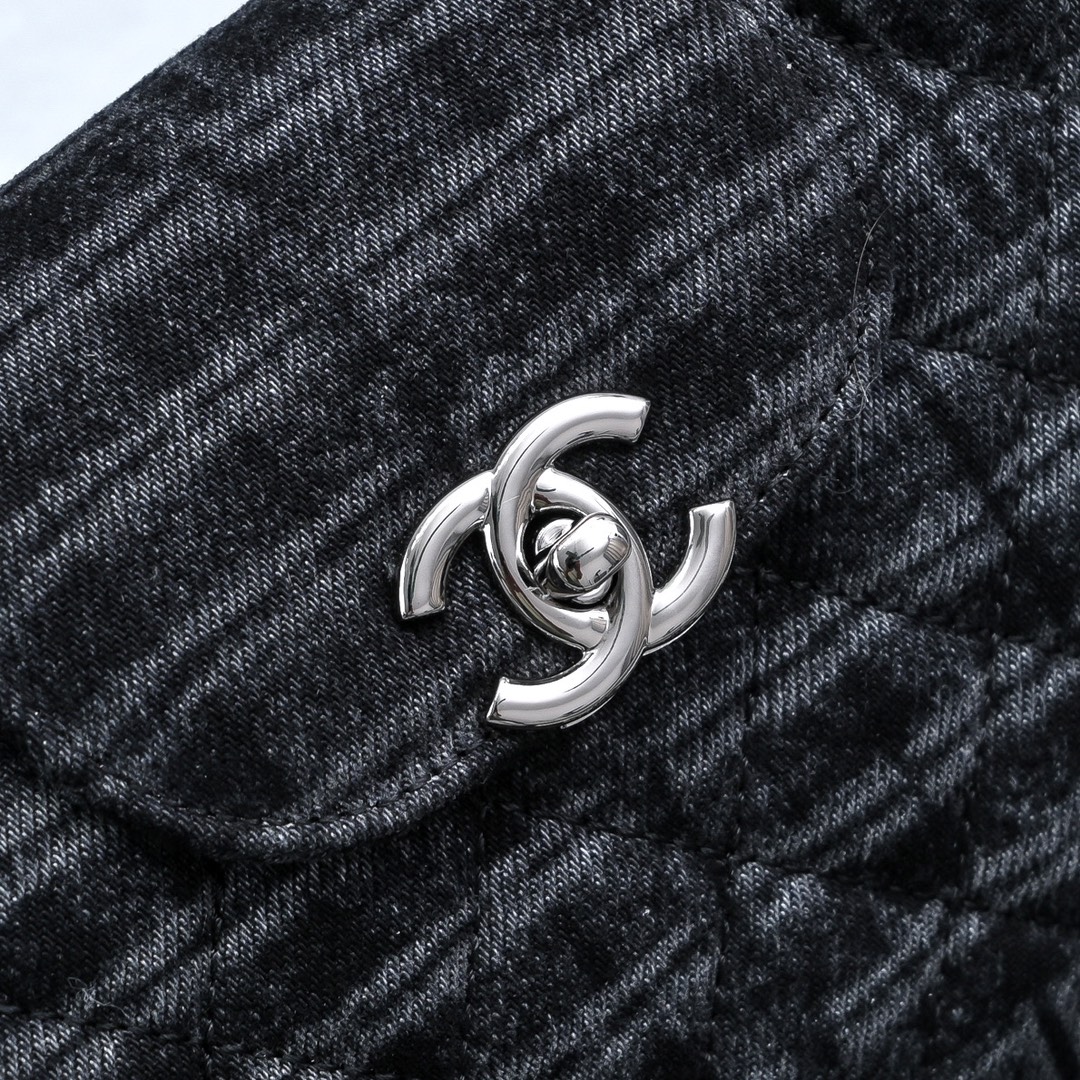 CHANEL 24A Kelly handle bag denim fashion is a reincarnation of the big hit vintage kelly was redesigned by Chanel revitalization of vintage Kelly to the classic handle handle name in the base plus leather through the chain shoulder strap to subvert the tradition of a more casual and convenient Size 13-19-7 full set of packaging - high imitation factory