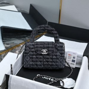 CHANEL 24A Kelly手柄包 牛仔布
时尚是一个轮回大热门中古kelly被Chanel重新设计焕发生机中古Kelly以经典的手柄手提出名在基础加上皮穿链肩带颠覆传统更加随性方便  
尺寸13-19-7
全套包装-高仿包包