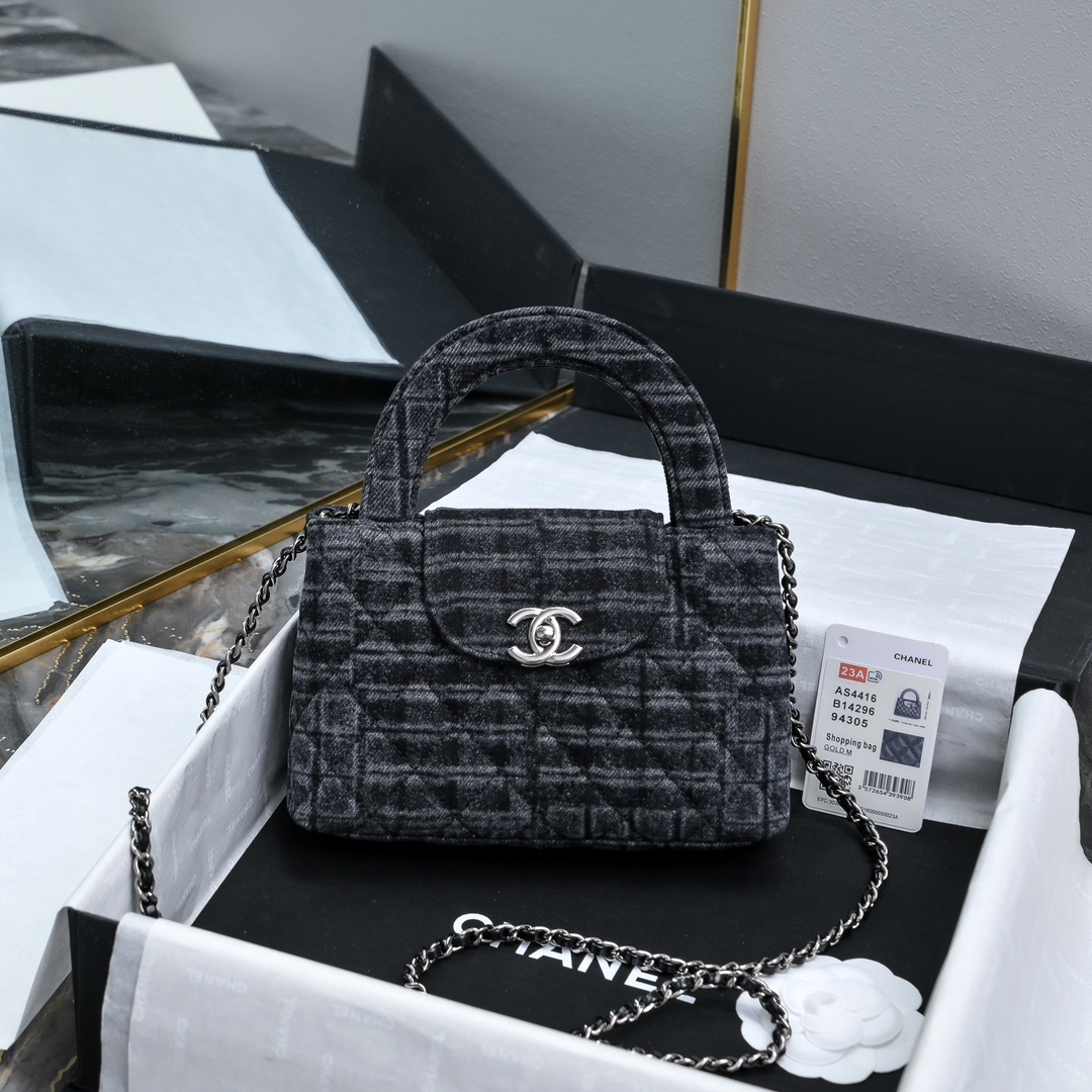 CHANEL 24A Kelly handle bag denim fashion is a reincarnation of the big hit vintage kelly was redesigned by Chanel revitalization of vintage Kelly to the classic handle handle name in the base plus leather through the chain shoulder strap to subvert the tradition of a more casual and convenient Size 13-19-7 full set of packaging - high imitation factory