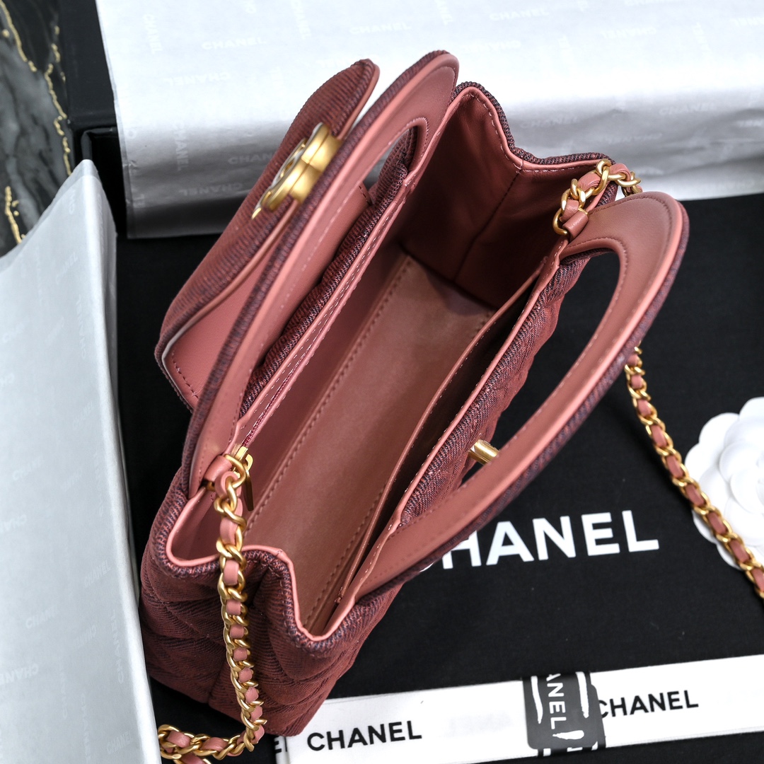 图片[7]-CHANEL 24A Kelly手柄包 棕红牛仔布
时尚是一个轮回大热门中古kelly被Chanel重新设计焕发生机中古Kelly以经典的手柄手提出名在基础加上皮穿链肩带颠覆传统更加随性方便  
尺寸13-19-7
全套包装-高仿包包
